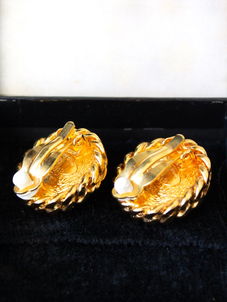 Chanel Vintage 1980s White Pearl 18K Gold-Plated Chain Clip On Earrings For  Sale at 1stDibs