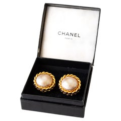 Chanel Vintage 1980 Boucles d'oreilles à clip avec perles blanches et chaîne plaquée or 18K