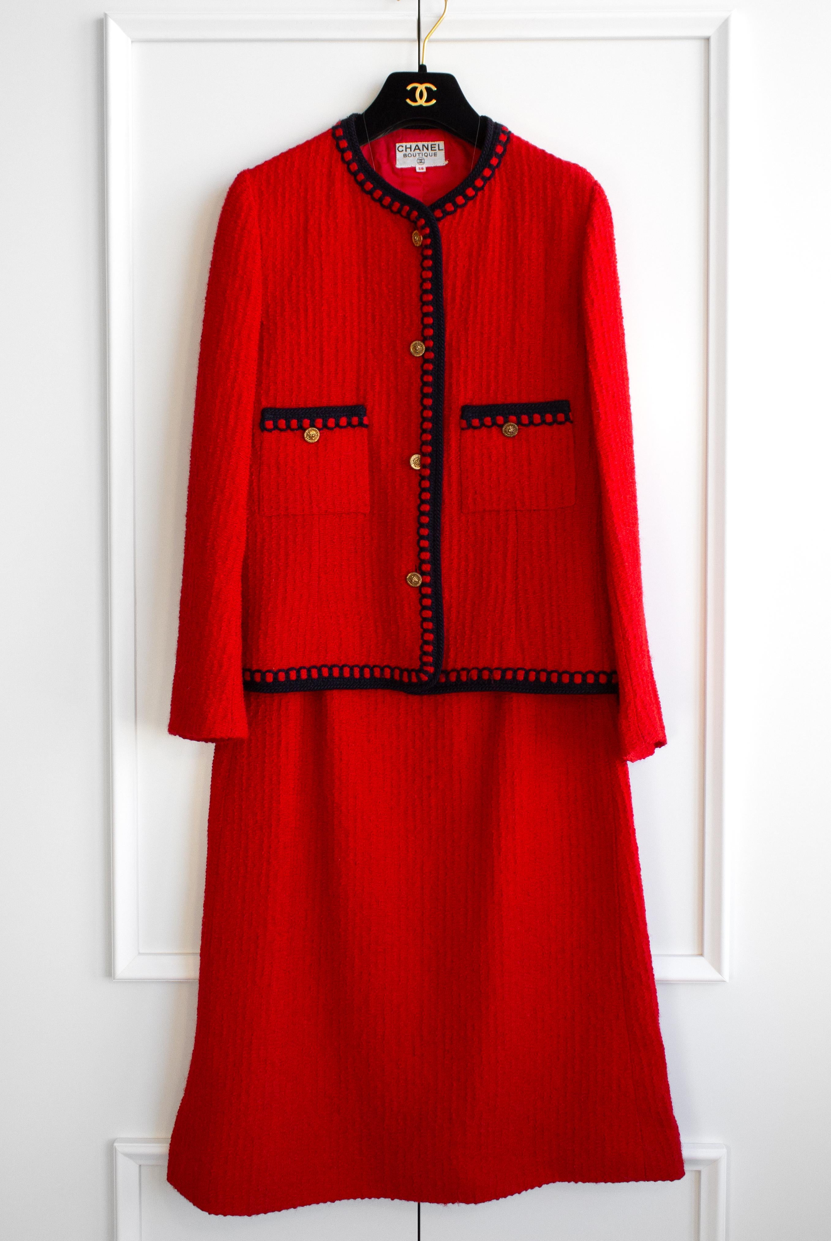 Chanel Vintage 1981 Parisian Red Gold Lion Tweed Jacket Skirt Suit In Good Condition For Sale In Jersey City, NJ