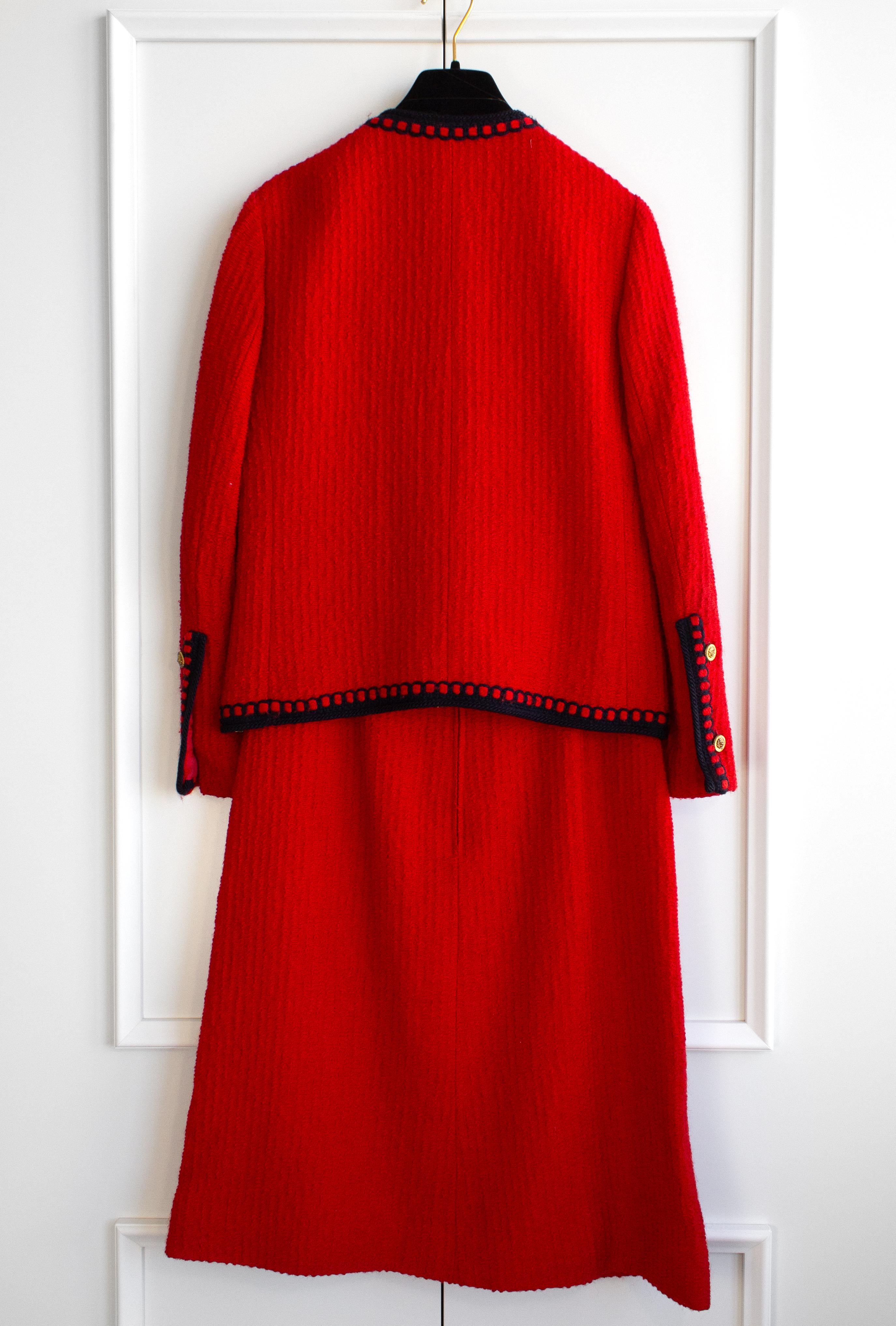 Chanel Vintage 1981 Parisian Red Gold Lion Tweed Jacket Skirt Suit Pour femmes en vente