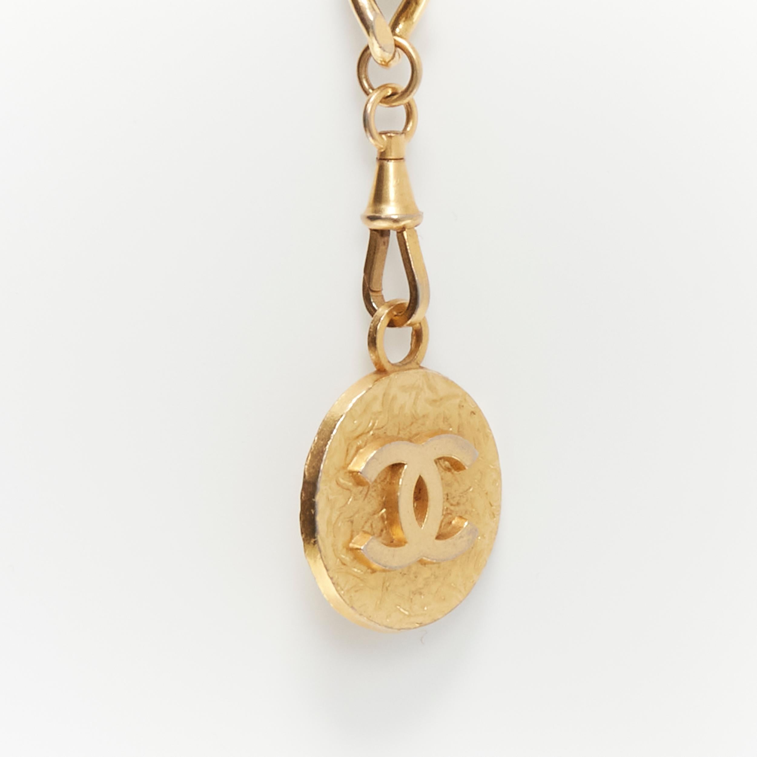 CHANEL Vintage 1982 CC logo coin charm gold tone black leather chain belt
Reference: TGAS/C01886
Brand: Chanel
Designer: Karl Lagerfeld
Collection: 1982
Material: Metal, Leather
Color: Gold, Black
Pattern: Solid
Closure: Hook &