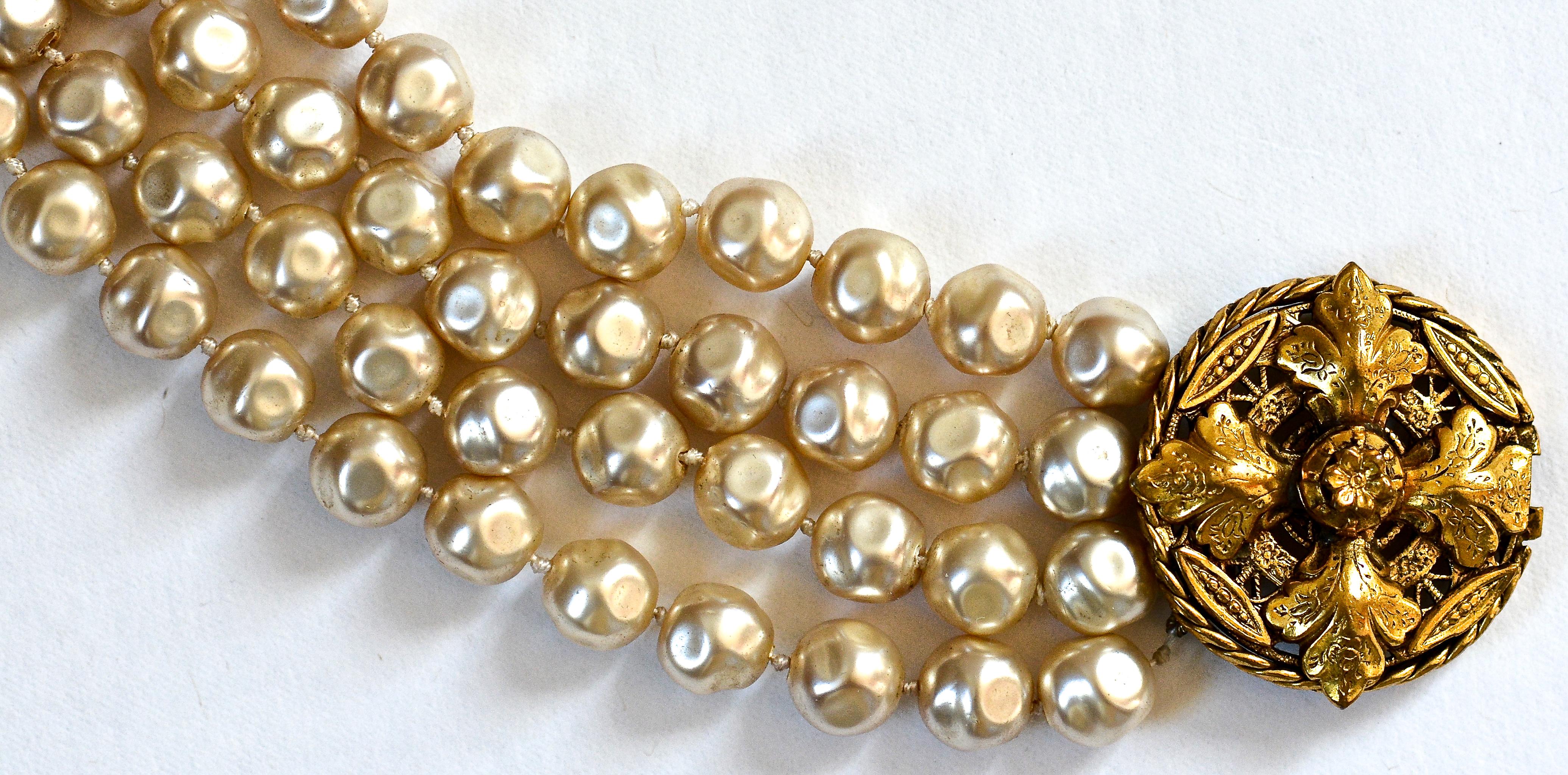 Chanel Vintage 1983 Vierreihige Barock-Perlenkette, verschnörkelter Medaillon-Verschluss (Neobarock) im Angebot