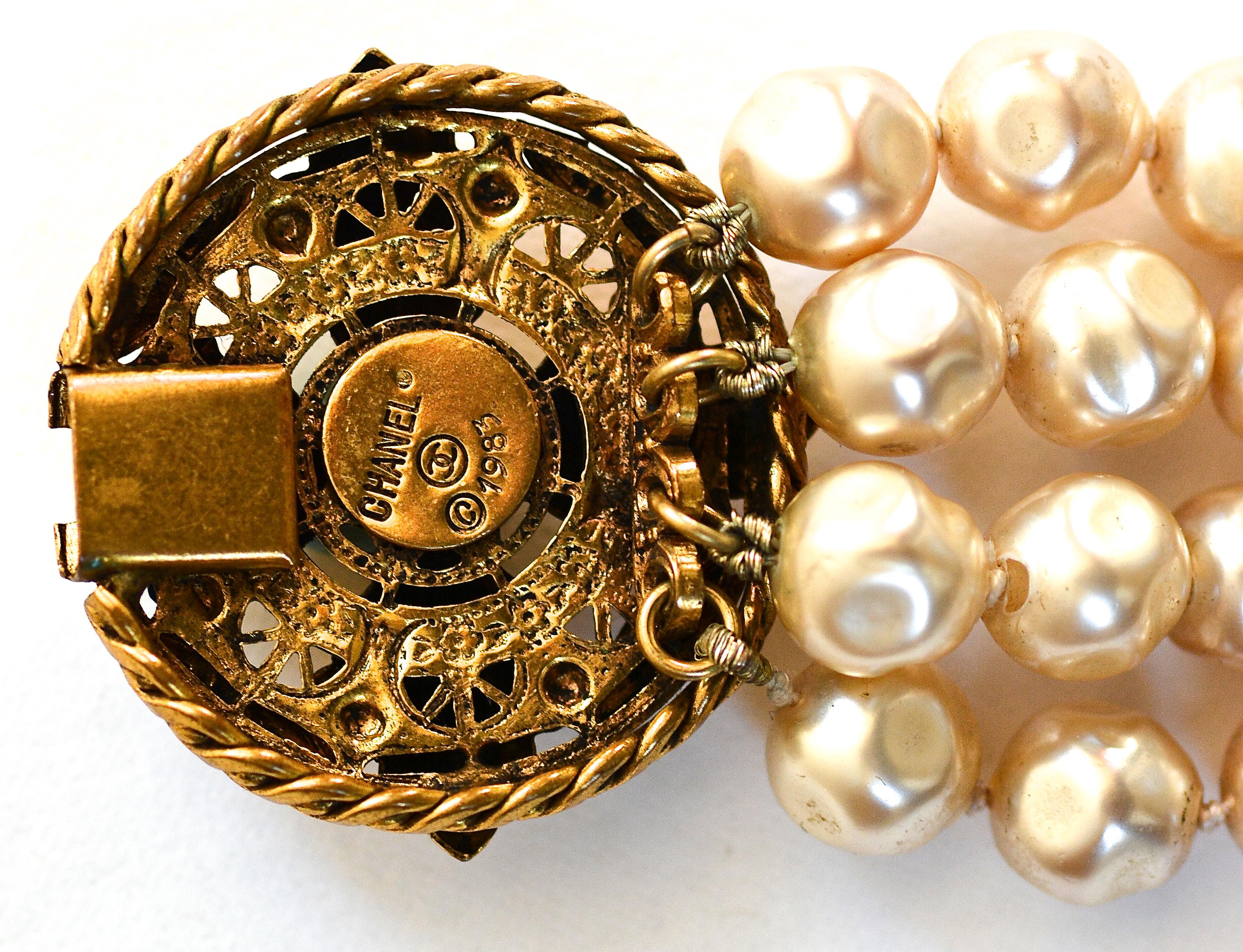 Chanel Vintage 1983 Vierreihige Barock-Perlenkette, verschnörkelter Medaillon-Verschluss Damen im Angebot