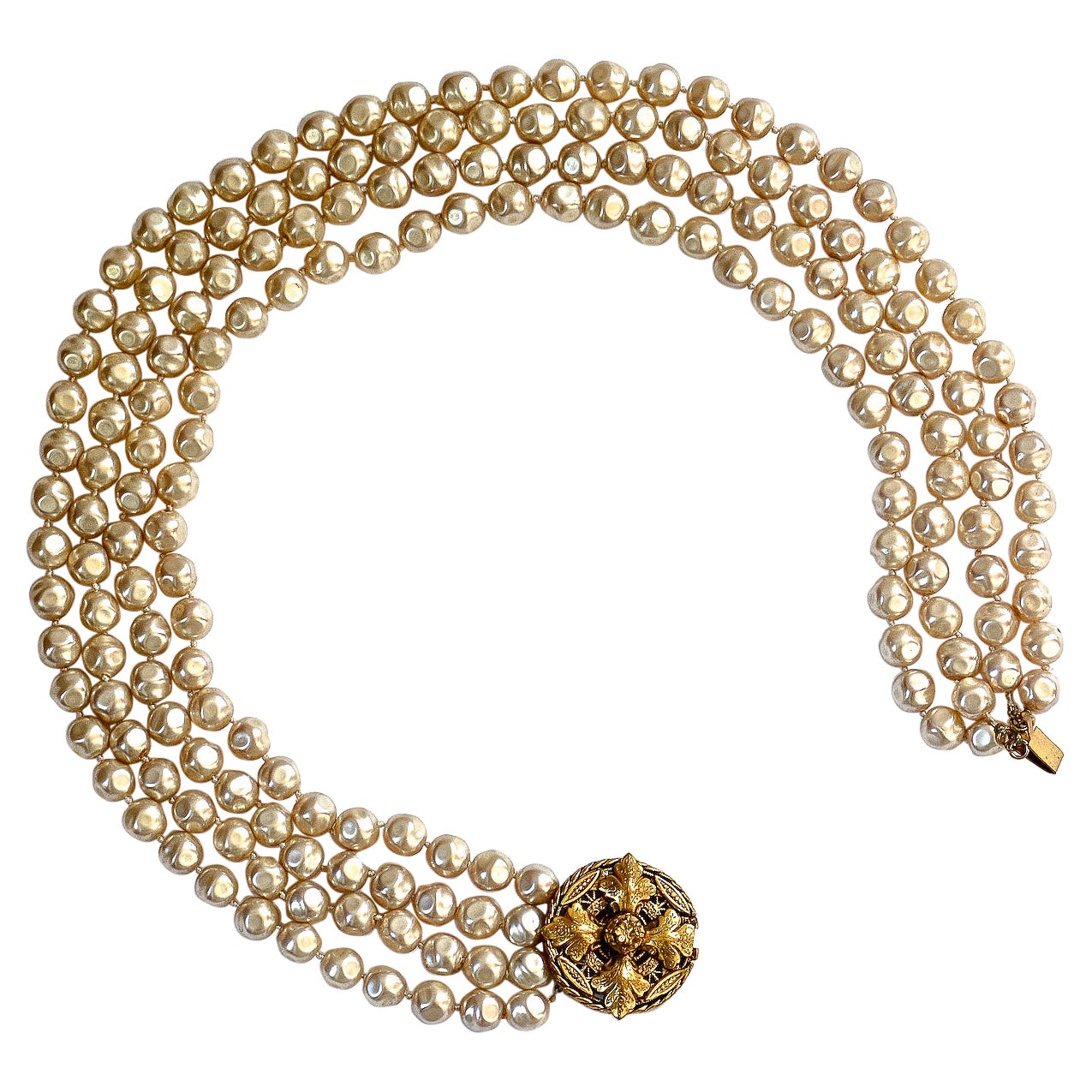 Chanel, collier de perles baroques à quatre brins, fermoir médaillon orné, 1983