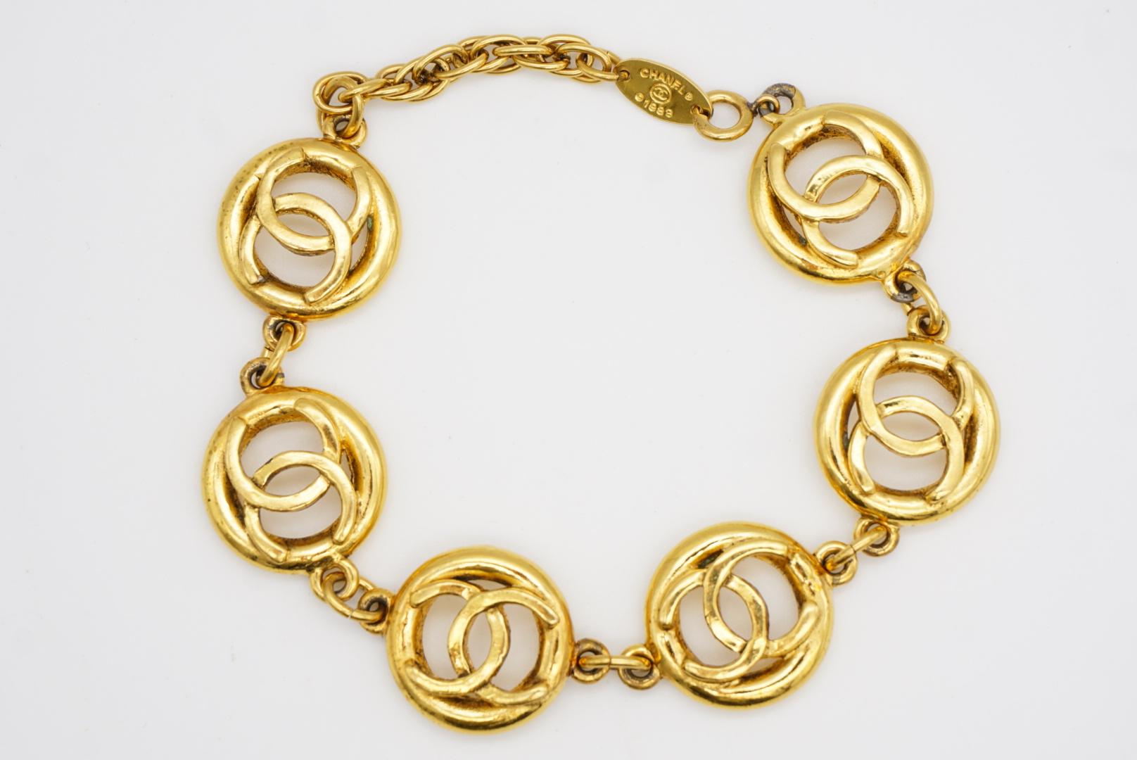 Chanel Vintage 1983 Logo CC Coco Calado 6 Círculo Charms Colgante Link Pulsera en venta 5