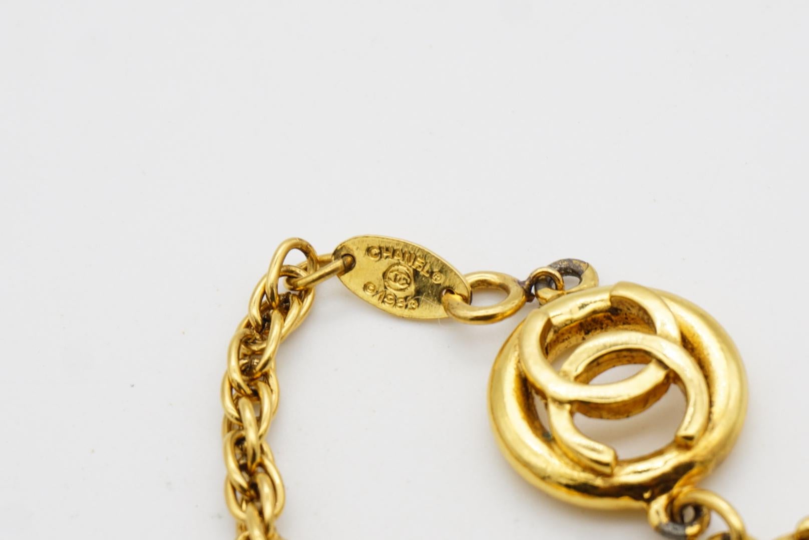 Chanel Vintage 1983 Logo CC Coco Calado 6 Círculo Charms Colgante Link Pulsera en venta 7