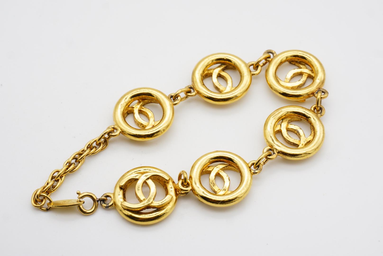 Chanel Vintage 1983 Logo CC Coco Calado 6 Círculo Charms Colgante Link Pulsera en venta 8
