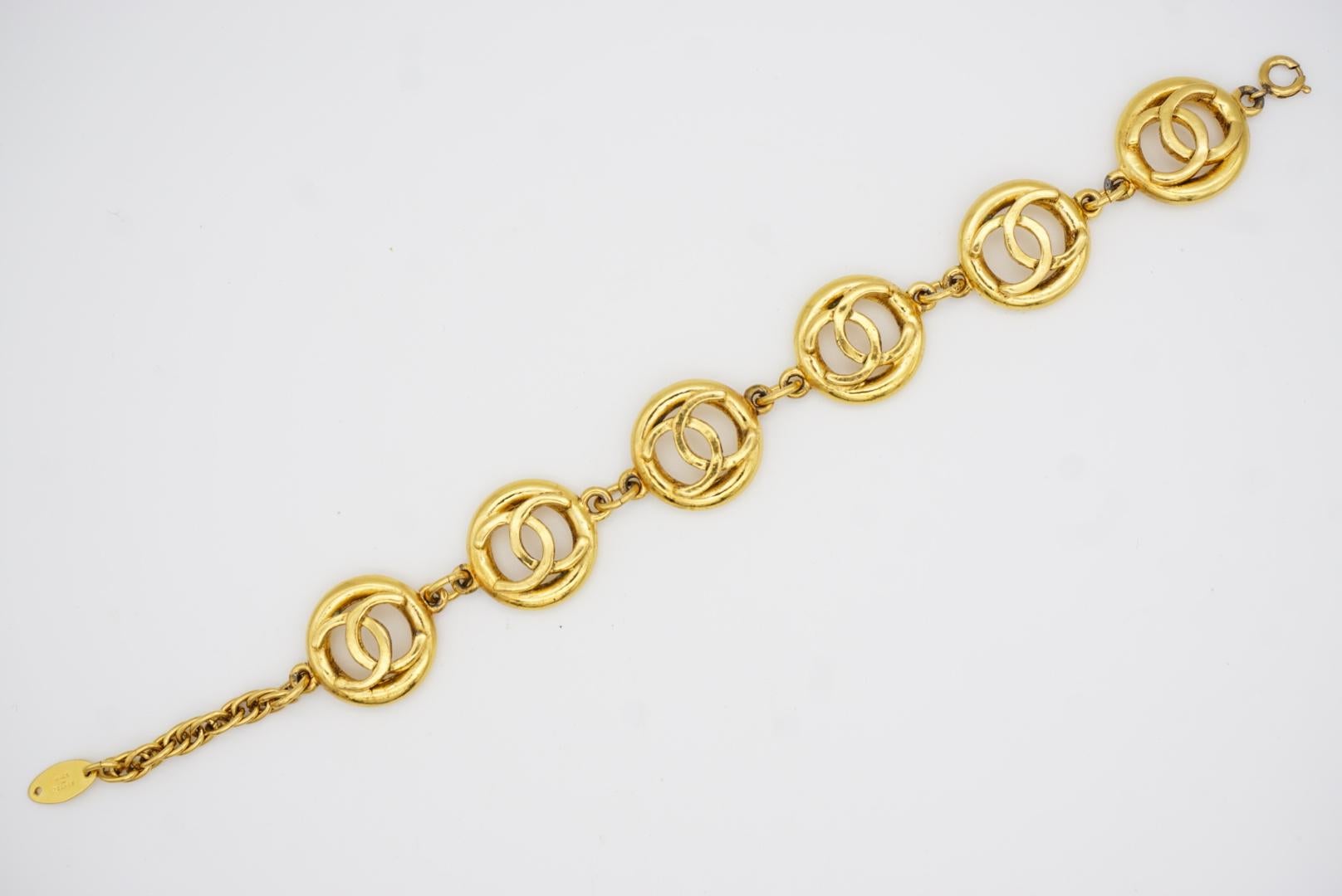 Chanel Vintage 1983 Logo CC Coco Calado 6 Círculo Charms Colgante Link Pulsera en venta 10