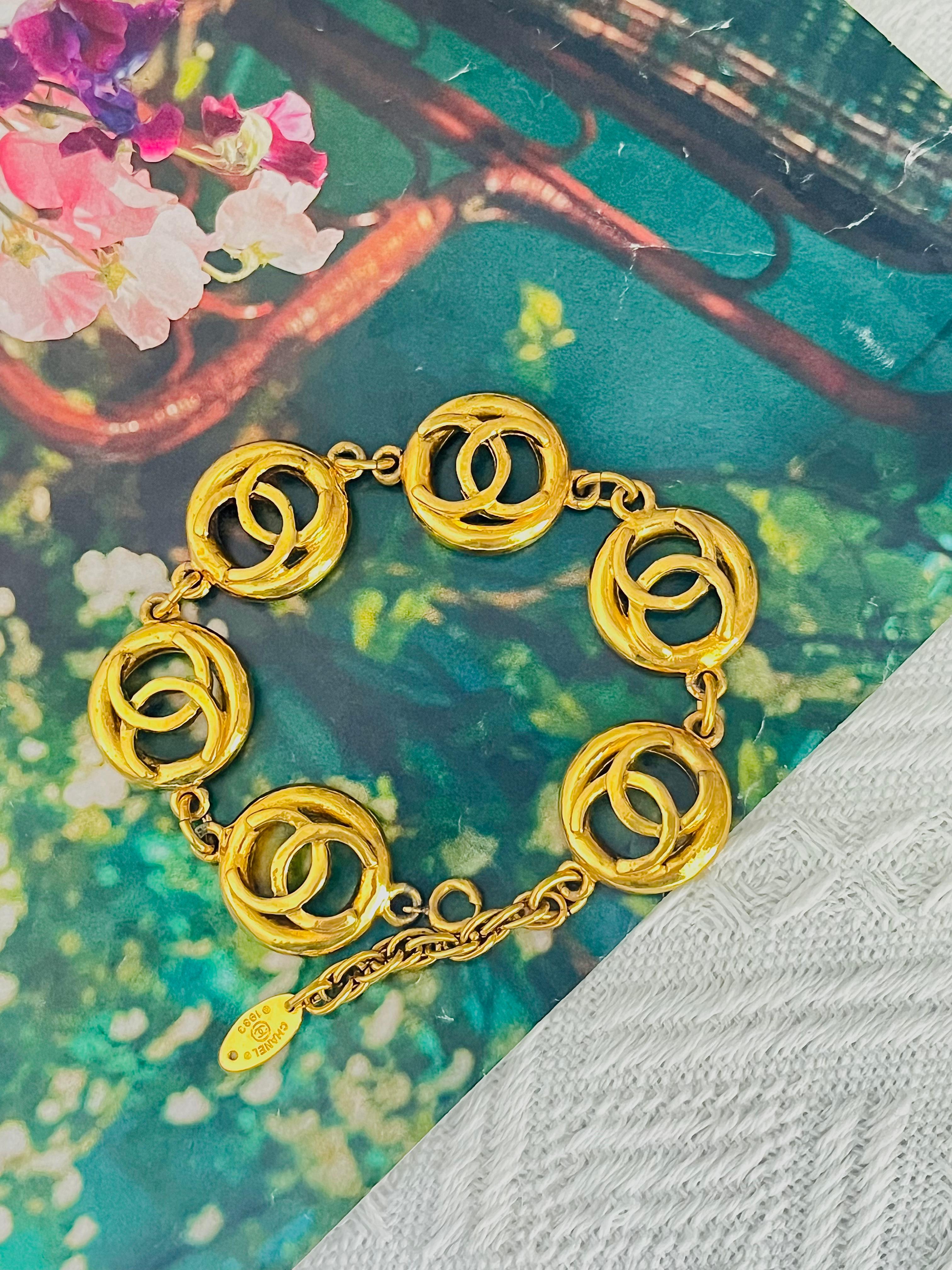 Chanel Vintage 1983 Logo CC Coco Calado 6 Círculo Charms Colgante Link Pulsera Art Decó en venta