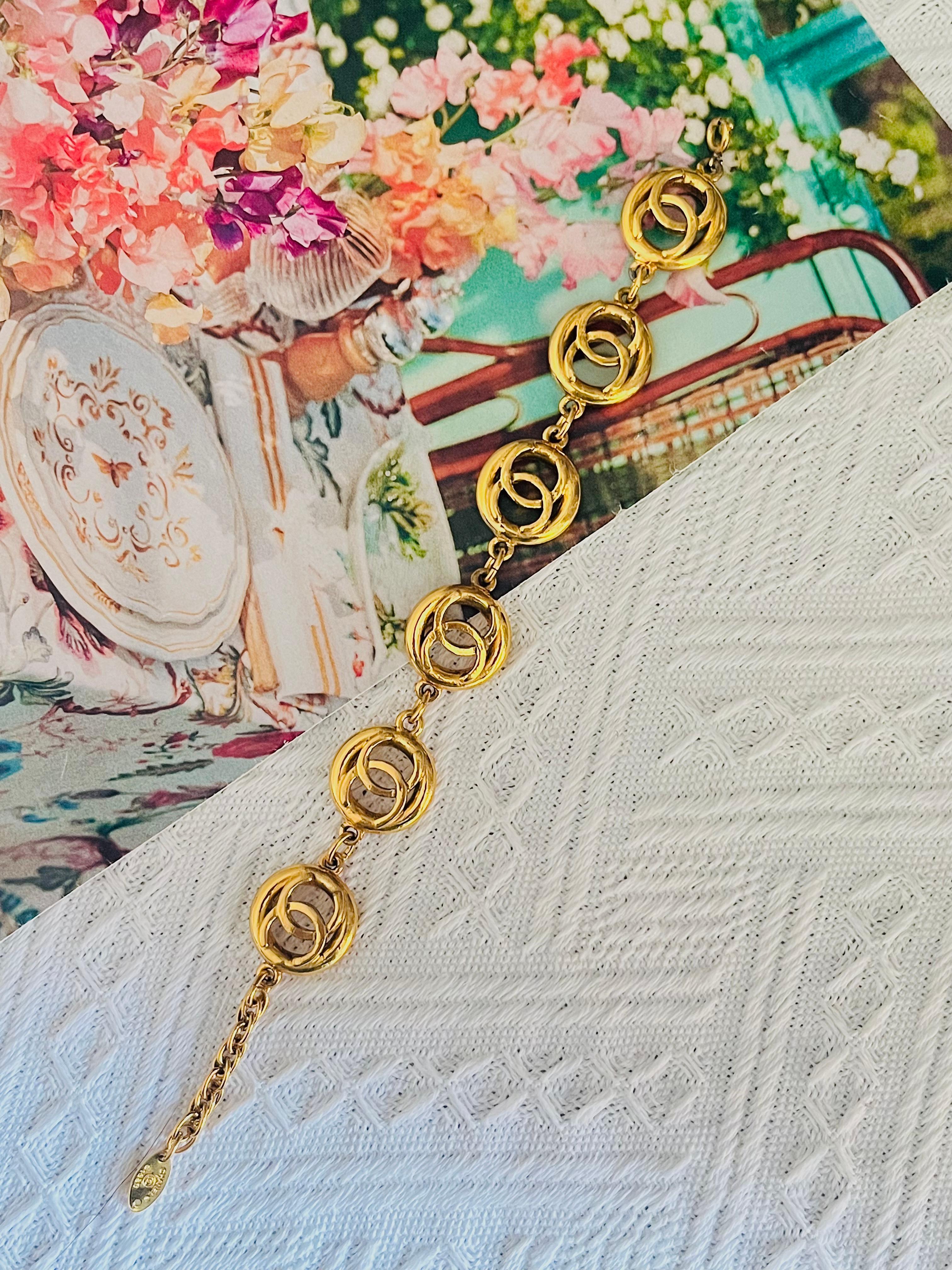 Chanel Vintage 1983 Logo CC Coco Calado 6 Círculo Charms Colgante Link Pulsera en Bueno estado para la venta en Wokingham, England