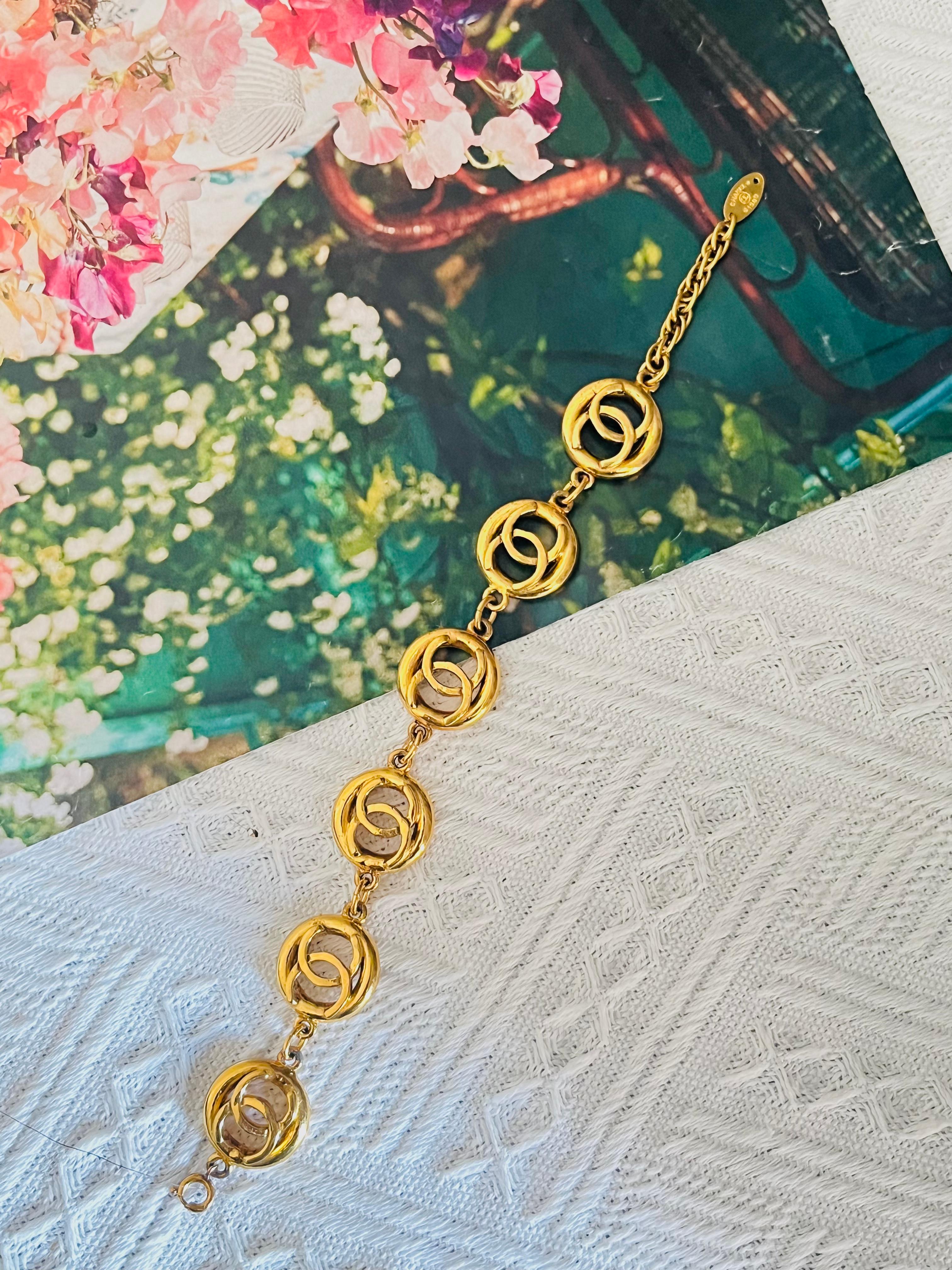 Femenino o masculino Chanel Vintage 1983 Logo CC Coco Calado 6 Círculo Charms Colgante Link Pulsera en venta