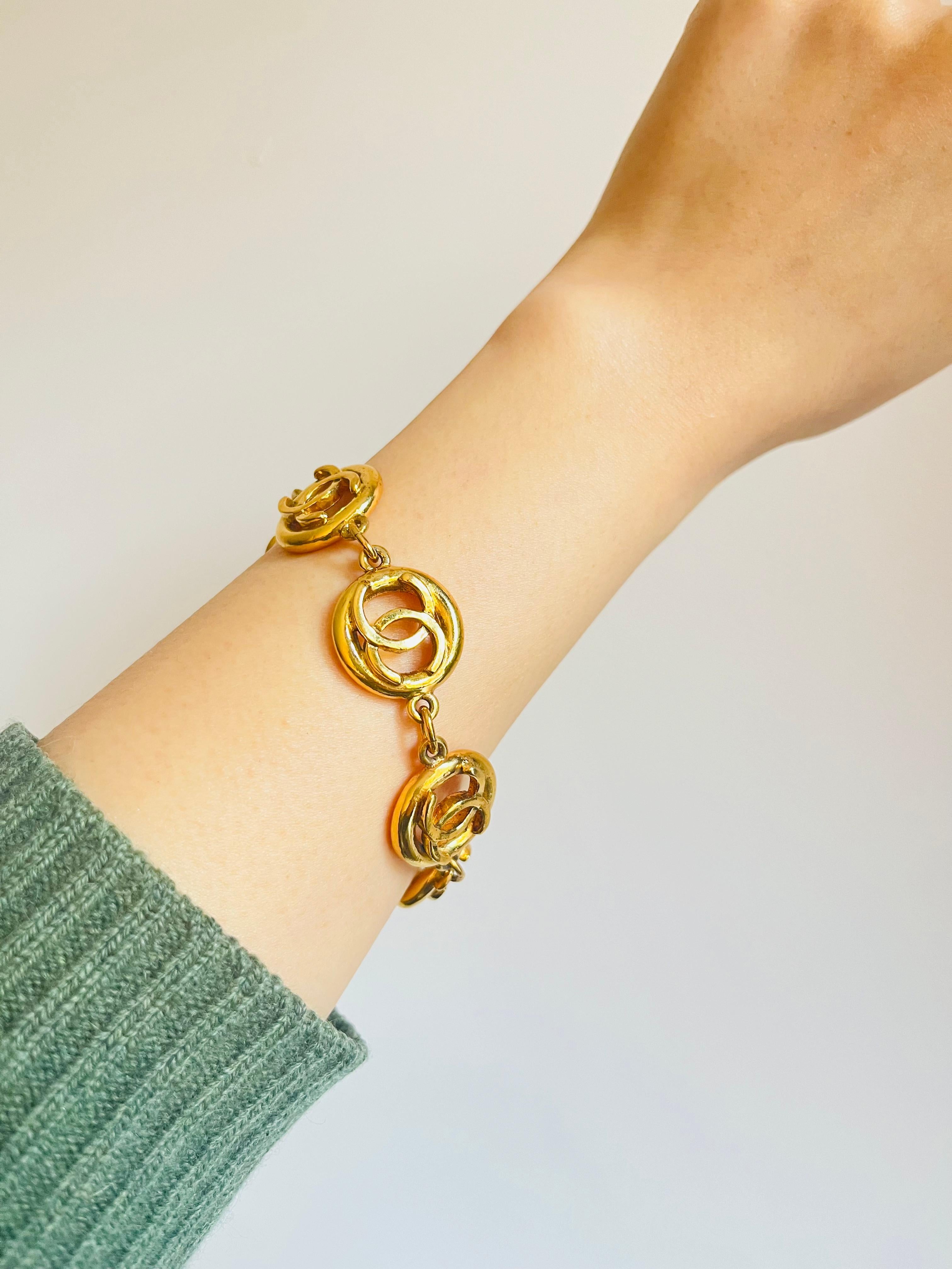 Chanel Vintage 1983 Logo CC Coco Calado 6 Círculo Charms Colgante Link Pulsera en venta 1