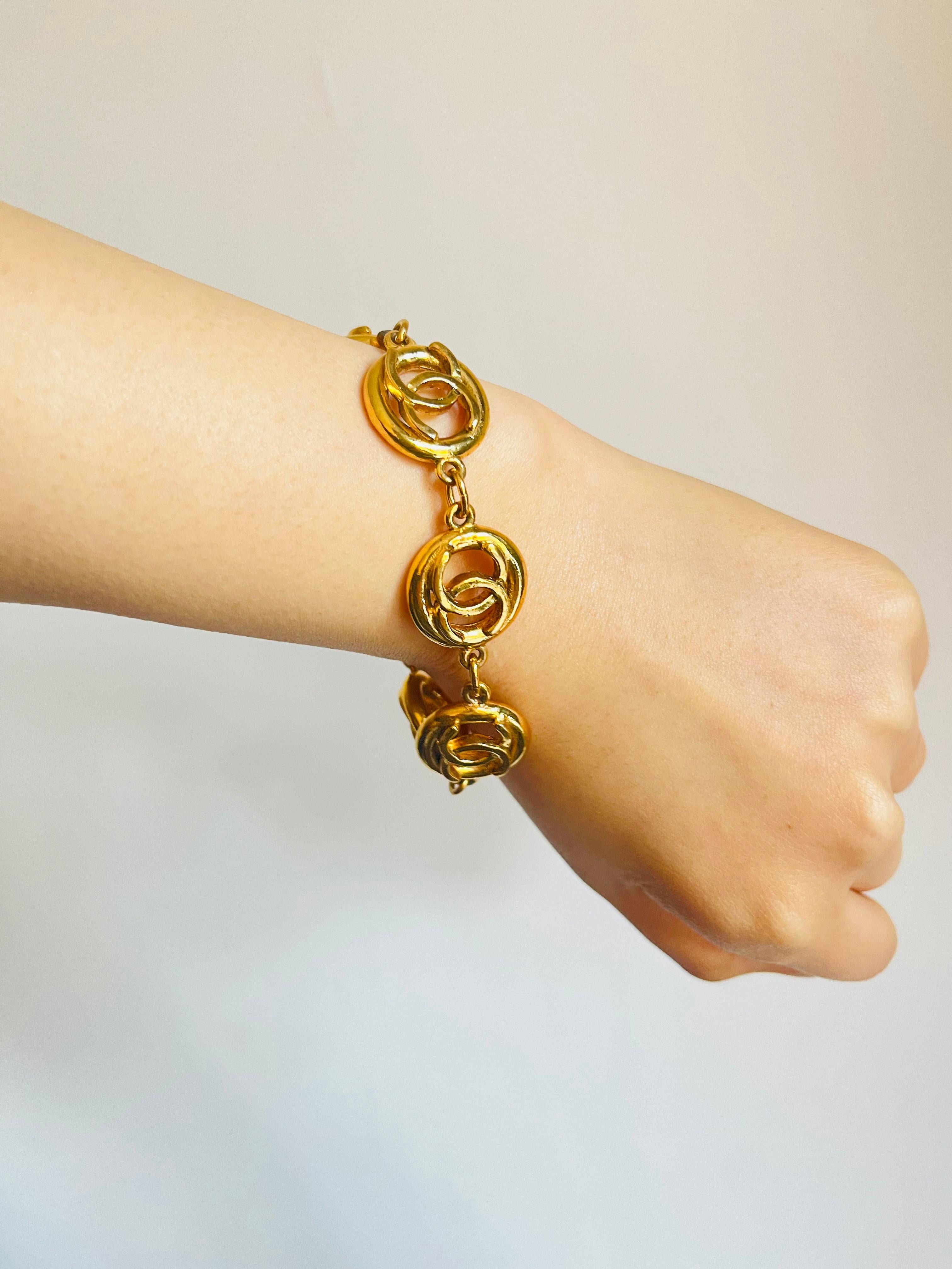 Chanel Vintage 1983 Logo CC Coco Calado 6 Círculo Charms Colgante Link Pulsera en venta 2