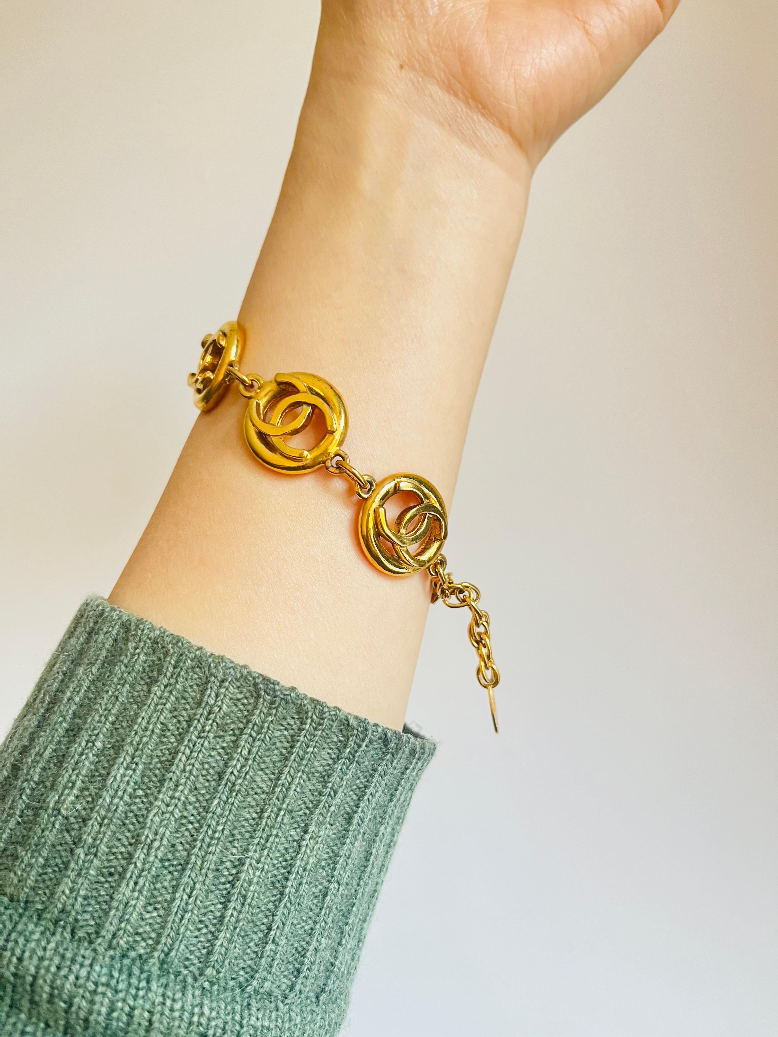 Chanel Vintage 1983 Logo CC Coco Calado 6 Círculo Charms Colgante Link Pulsera en venta 3