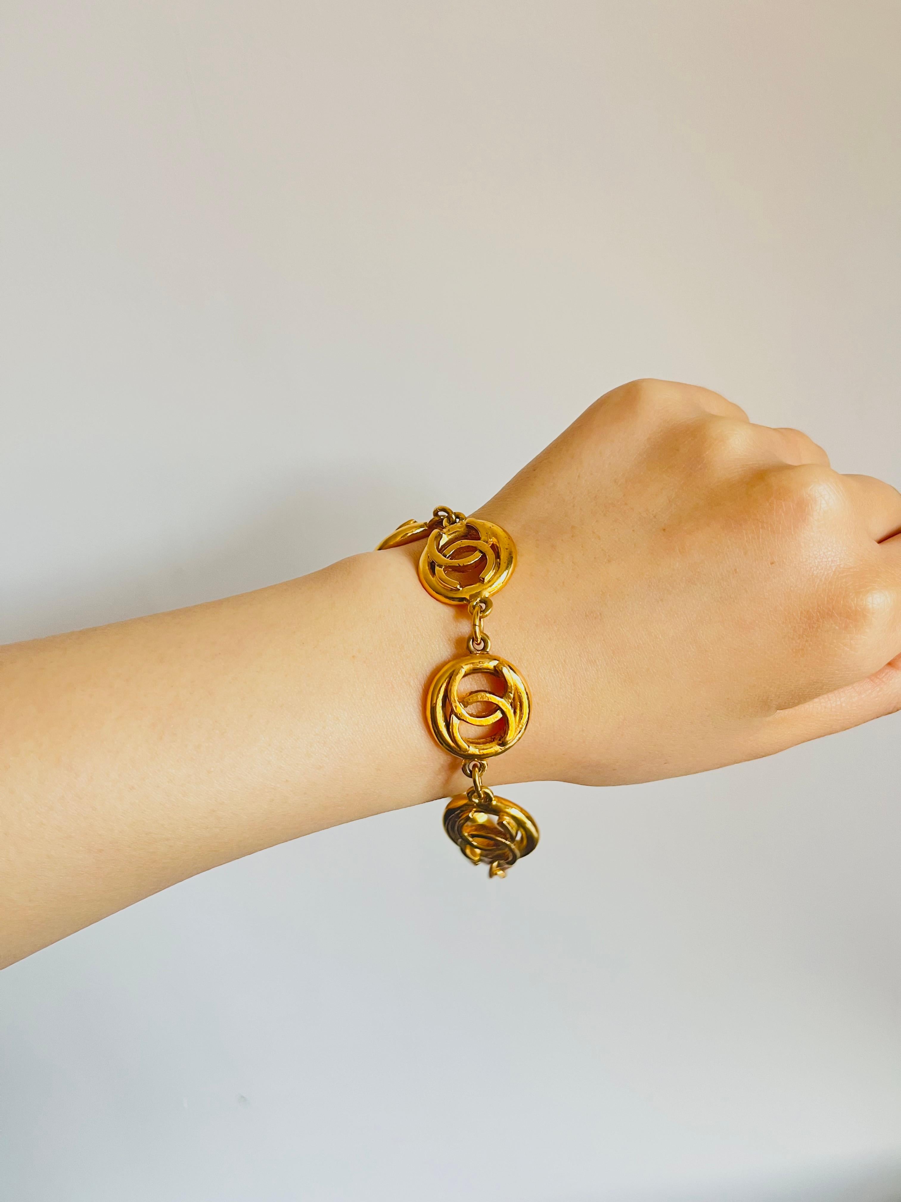 Chanel Vintage 1983 Logo CC Coco Calado 6 Círculo Charms Colgante Link Pulsera en venta 4