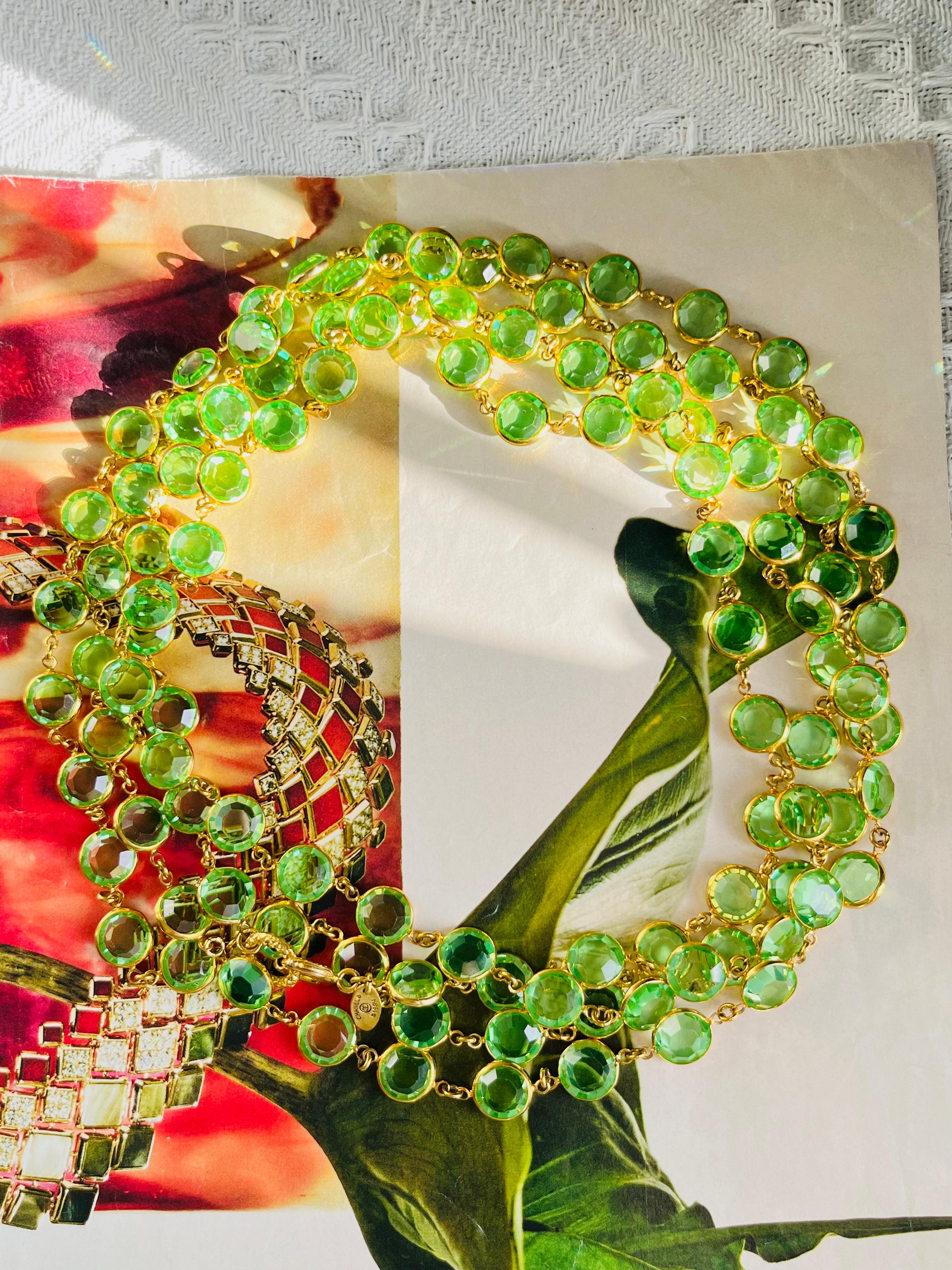 Chanel Vintage 1984 Iconic Classic Gripoix Extra Long Emerald Circle Crystals Bezel Sautoir Charms Layer Strands Elegant Modernist Choker Kragen Halskette Gürtel Armband, Gold Tone

Sehr guter Zustand. Sieht sehr neu aus. Keine Steine Verlust oder