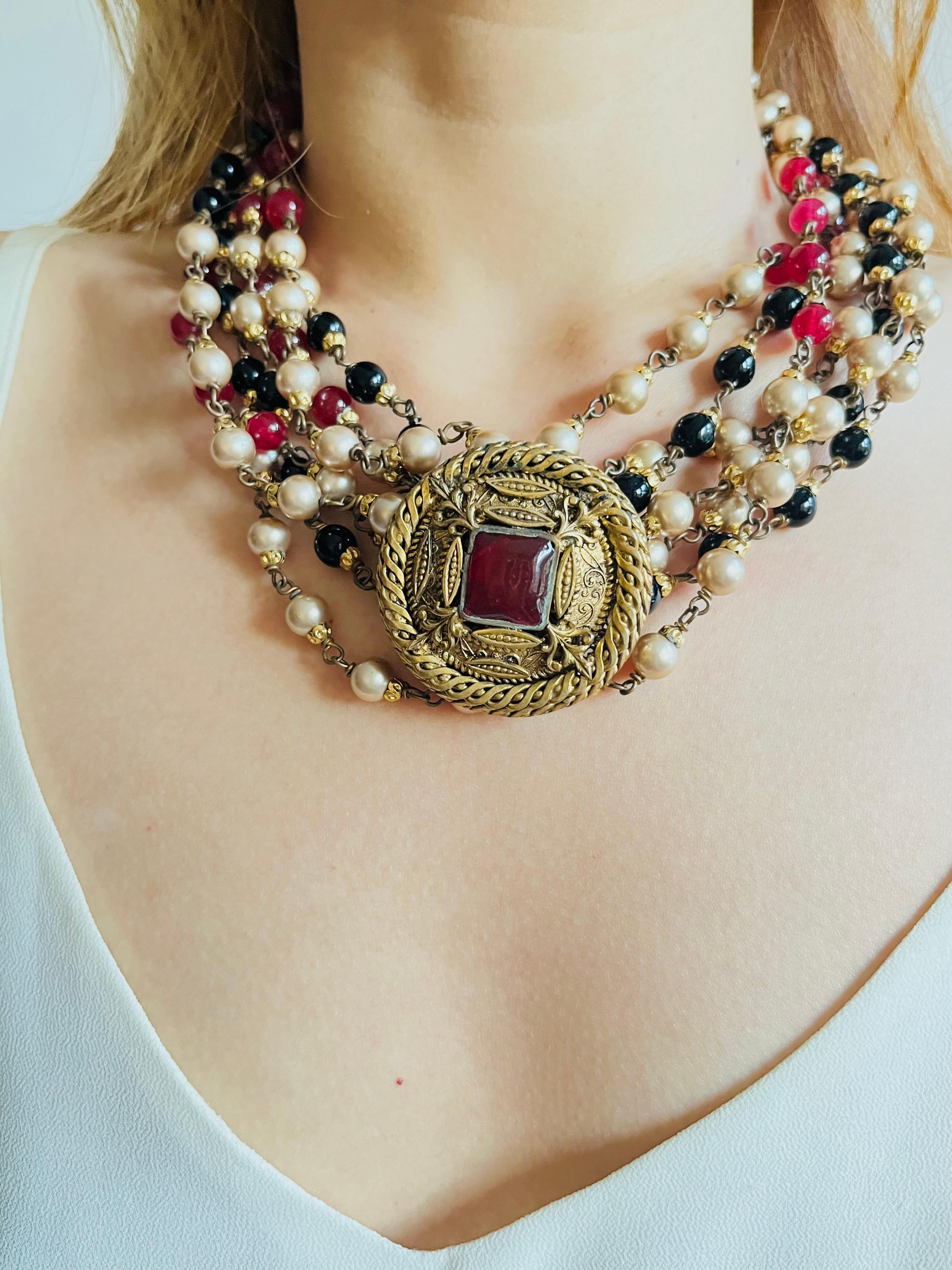 Chanel Vintage 1984 Gripoix Baroque Rubis Perles Onyx Brins Collier ras du cou en vente 5