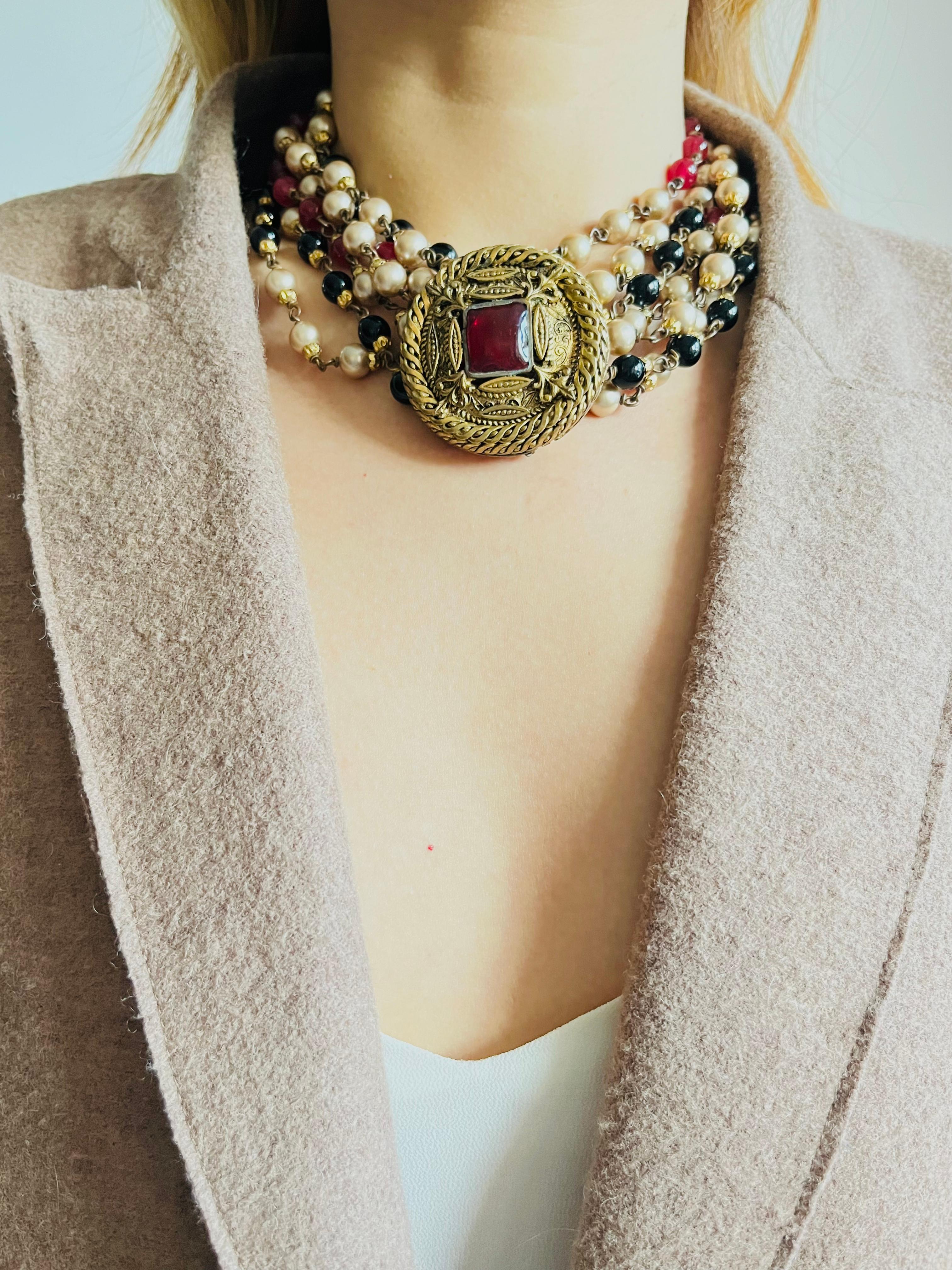 Chanel Vintage 1984 Gripoix Baroque Rubis Perles Onyx Brins Collier ras du cou en vente 2