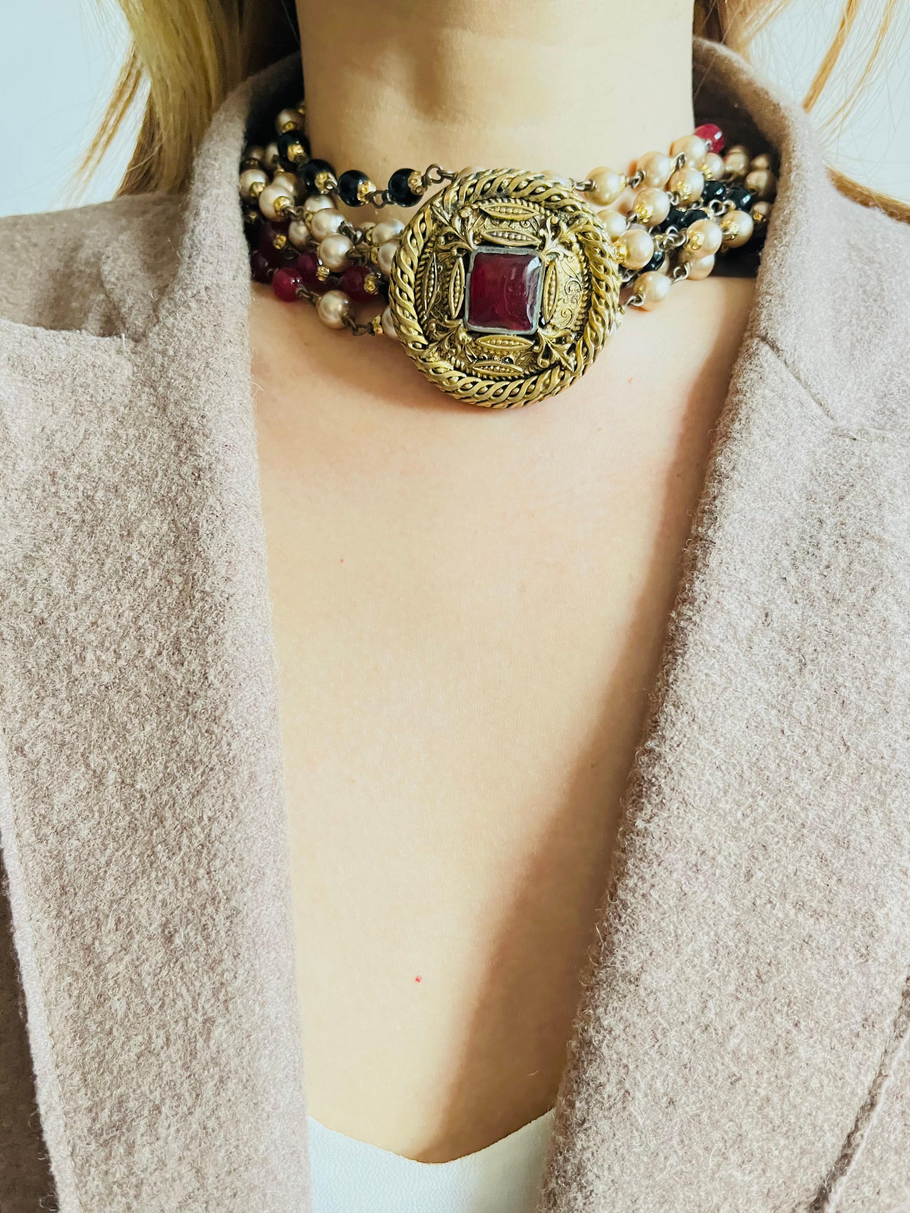 Chanel Vintage 1984 Gripoix Baroque Rubis Perles Onyx Brins Collier ras du cou en vente 3