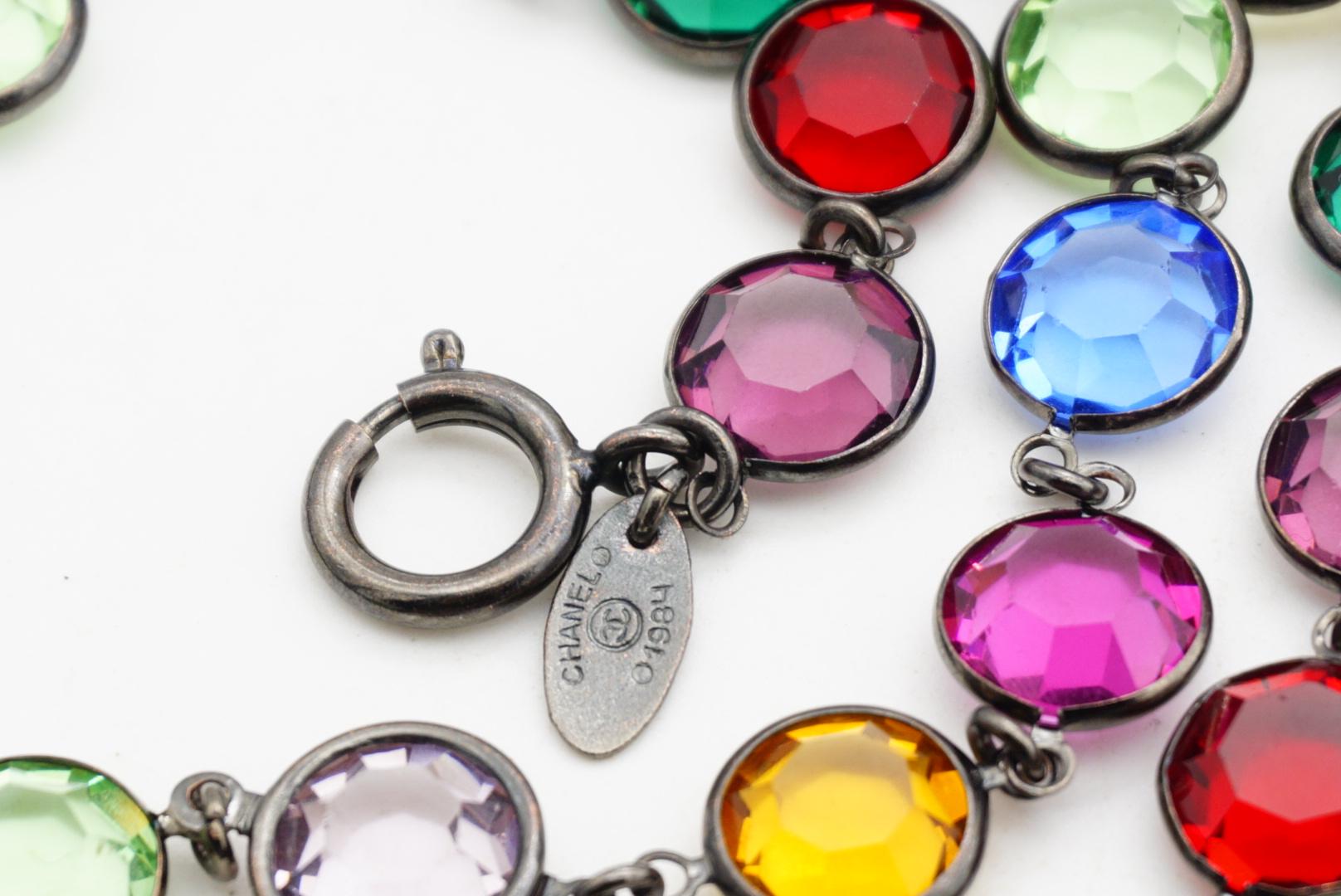 Chanel Vintage 1984 Collana lunga in rubino, smeraldo, zaffiro e cristalli con castone Sautoir in vendita 8