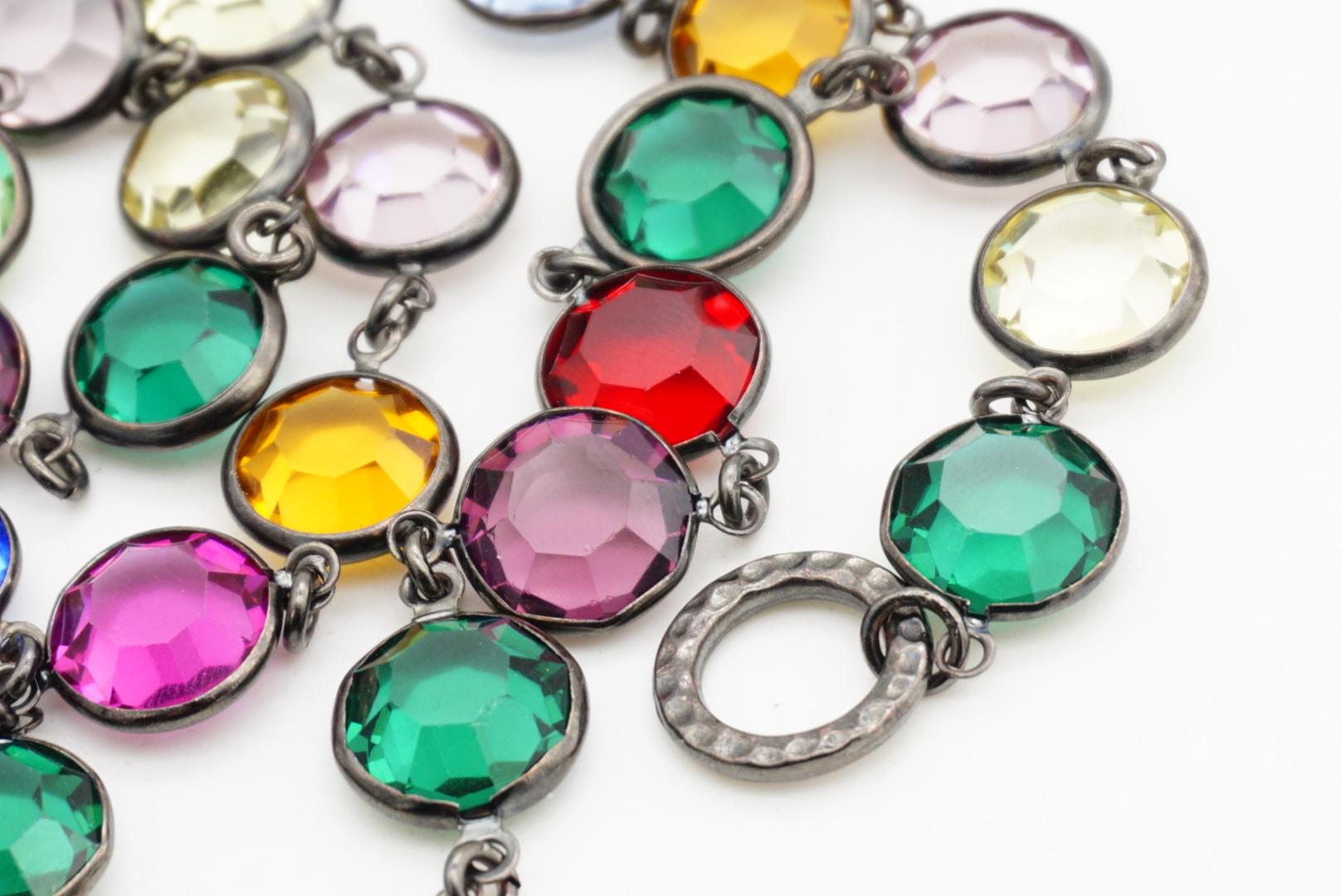 Chanel Vintage 1984 Collana lunga in rubino, smeraldo, zaffiro e cristalli con castone Sautoir in vendita 10