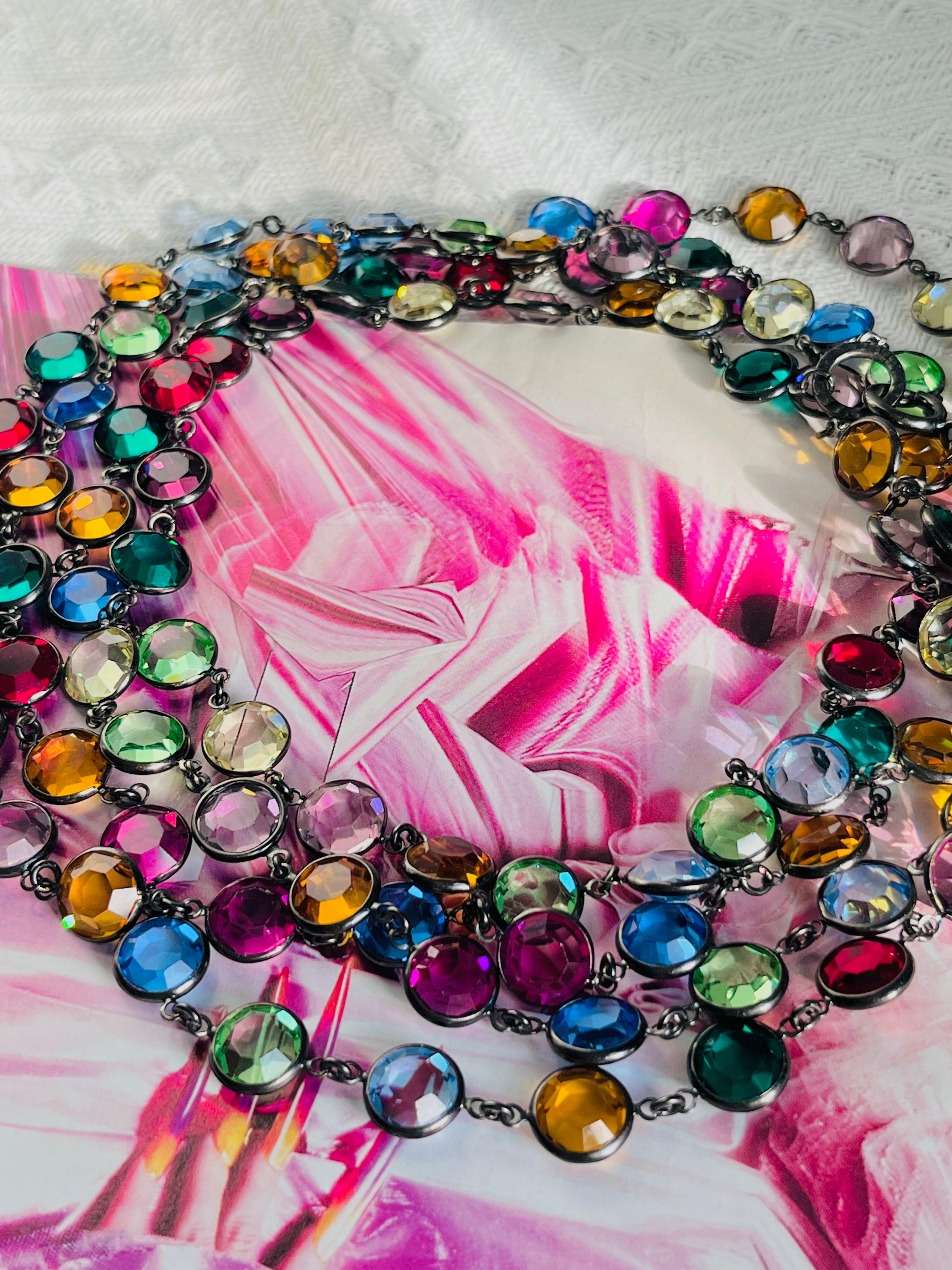 Art Nouveau Chanel Vintage 1984 Collana lunga in rubino, smeraldo, zaffiro e cristalli con castone Sautoir in vendita