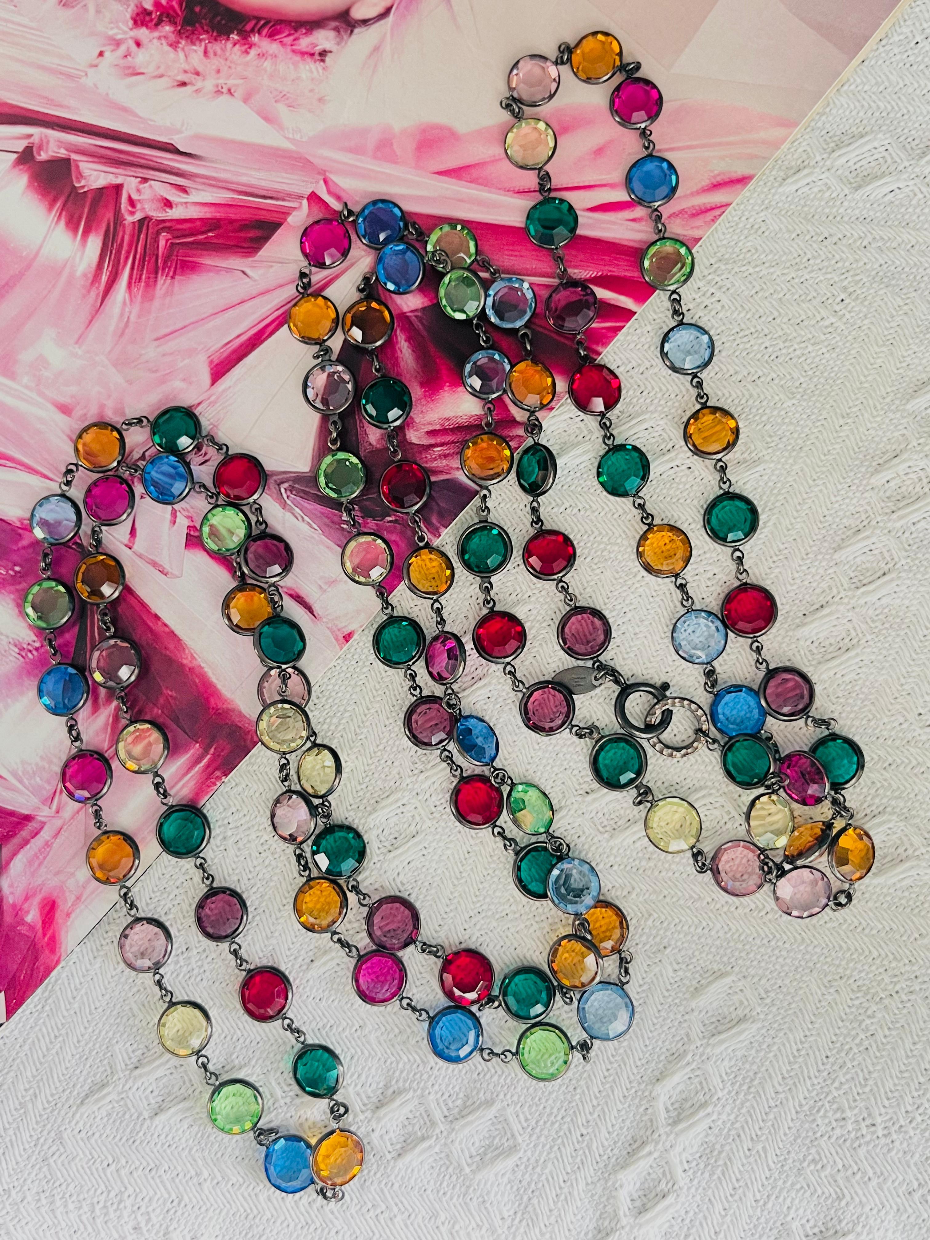 Chanel Vintage 1984 Collana lunga in rubino, smeraldo, zaffiro e cristalli con castone Sautoir In condizioni ottime in vendita a Wokingham, England