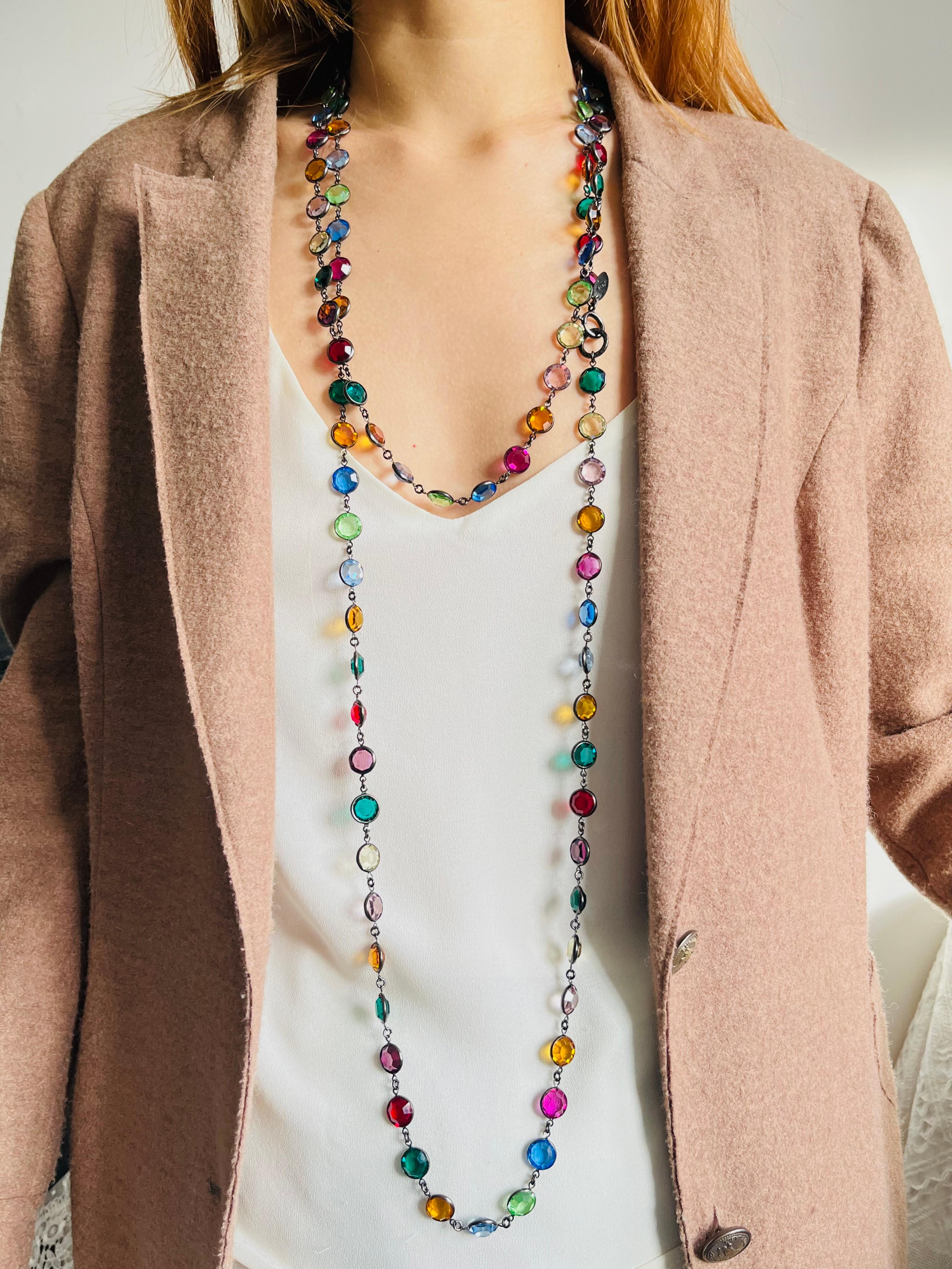 da uomo o donna Chanel Vintage 1984 Collana lunga in rubino, smeraldo, zaffiro e cristalli con castone Sautoir in vendita