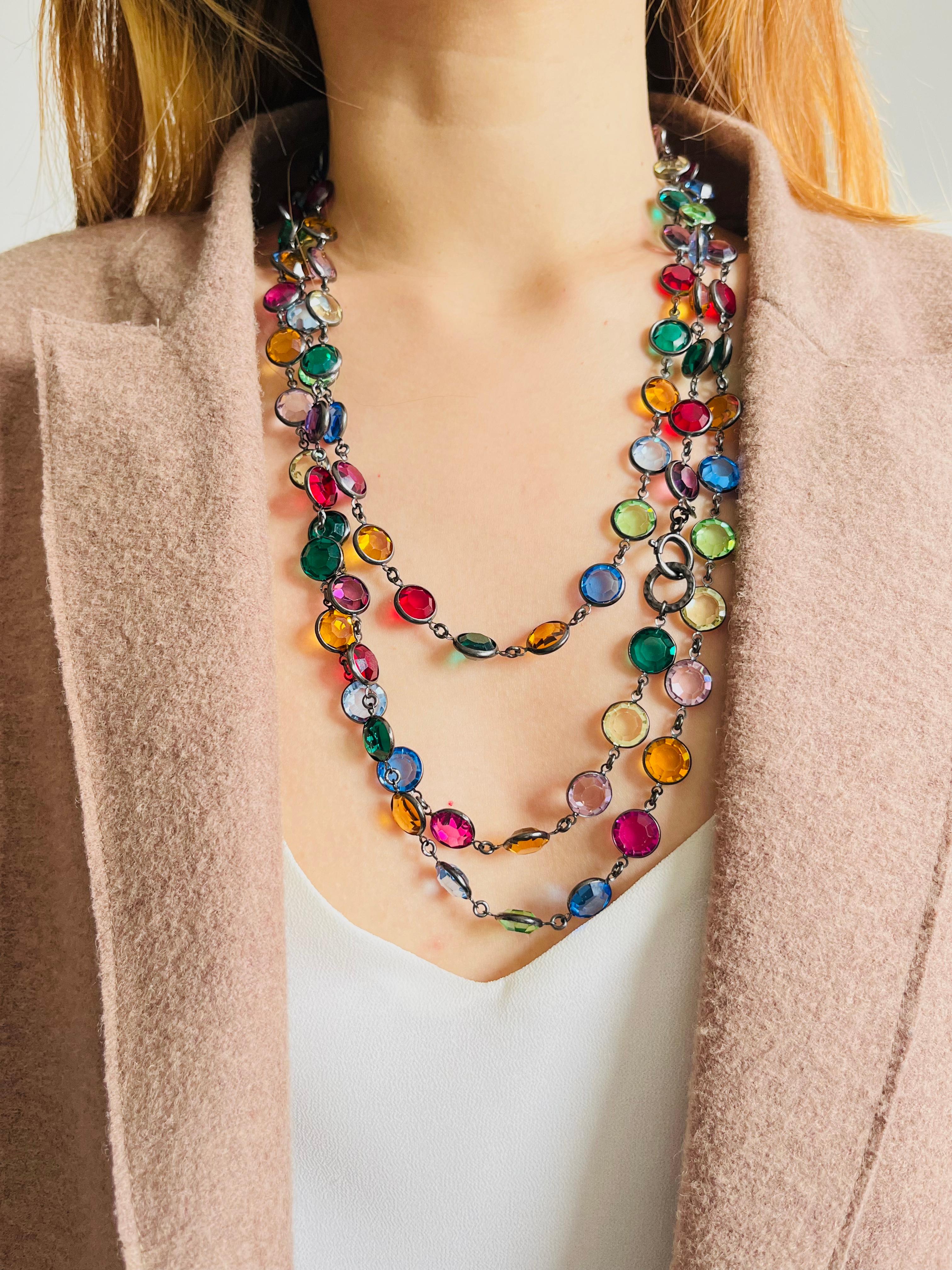 Chanel Vintage 1984 Collana lunga in rubino, smeraldo, zaffiro e cristalli con castone Sautoir in vendita 1