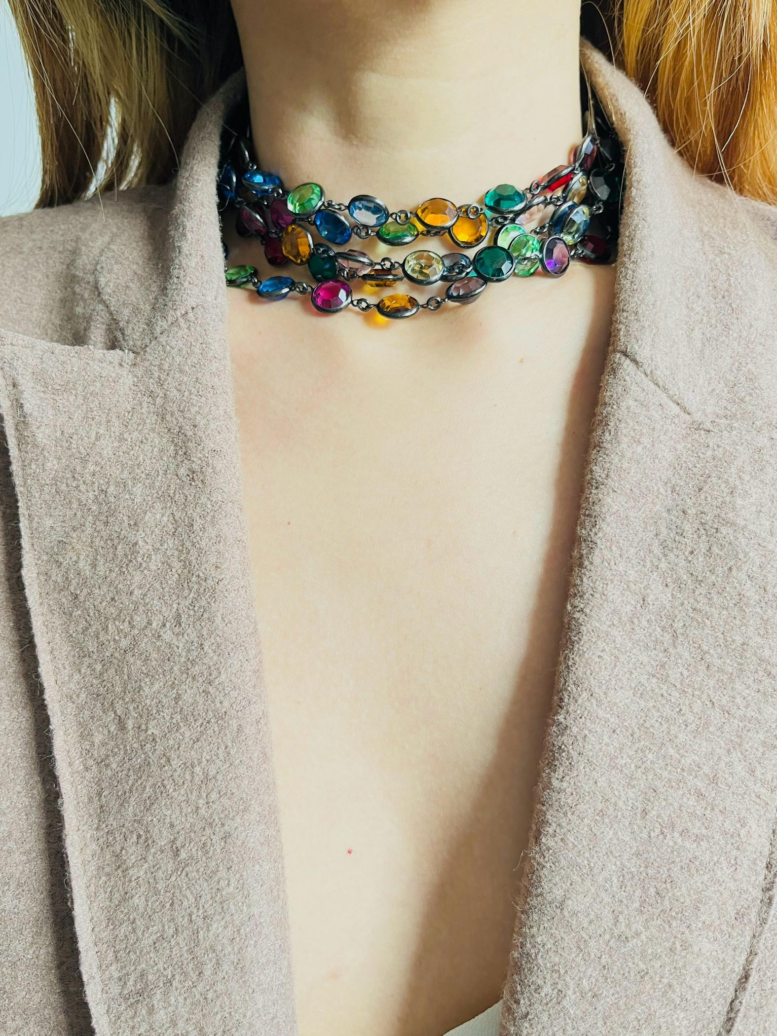 Chanel Vintage 1984 Collana lunga in rubino, smeraldo, zaffiro e cristalli con castone Sautoir in vendita 2