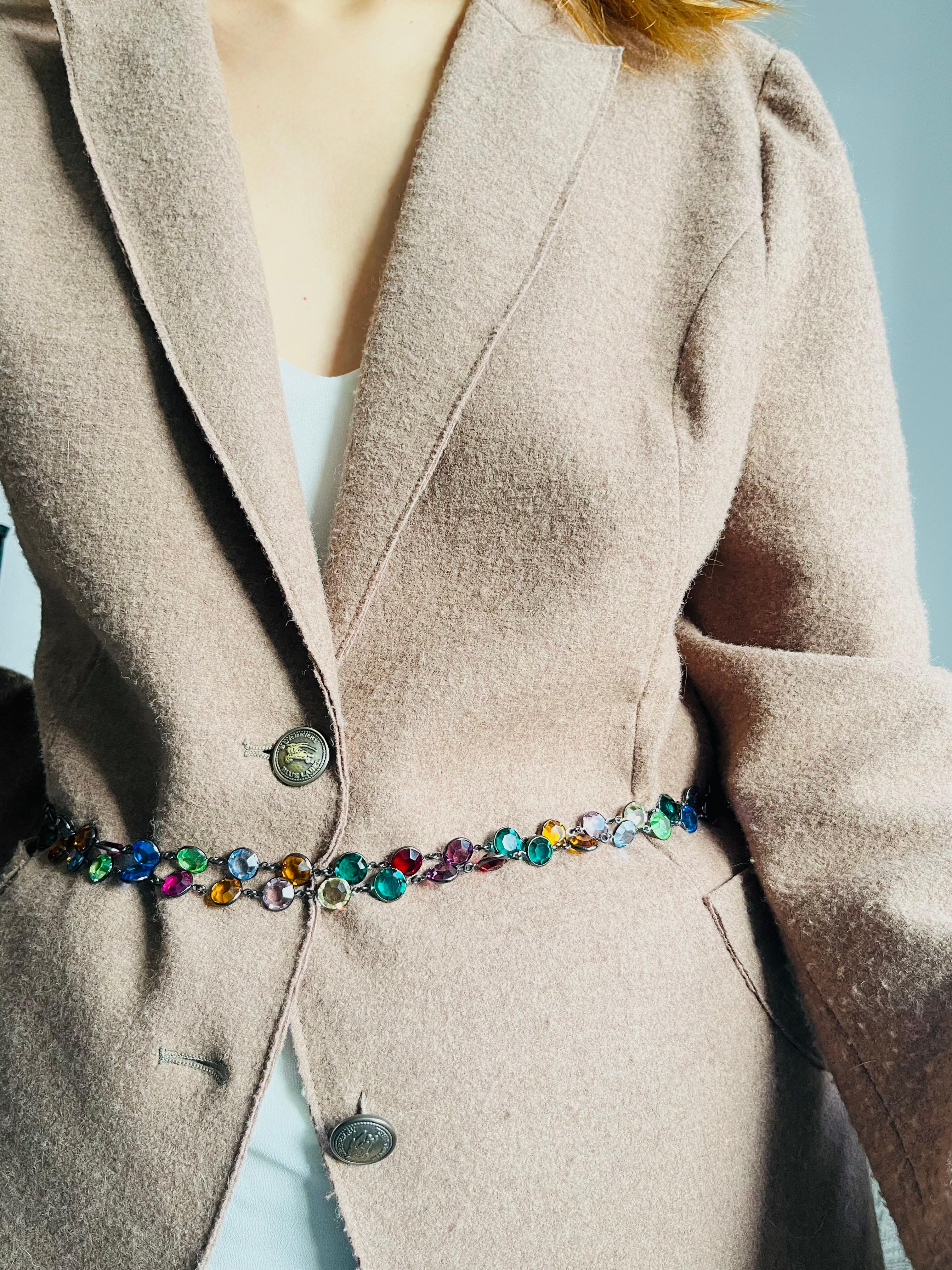 Chanel Vintage 1984 Collana lunga in rubino, smeraldo, zaffiro e cristalli con castone Sautoir in vendita 3