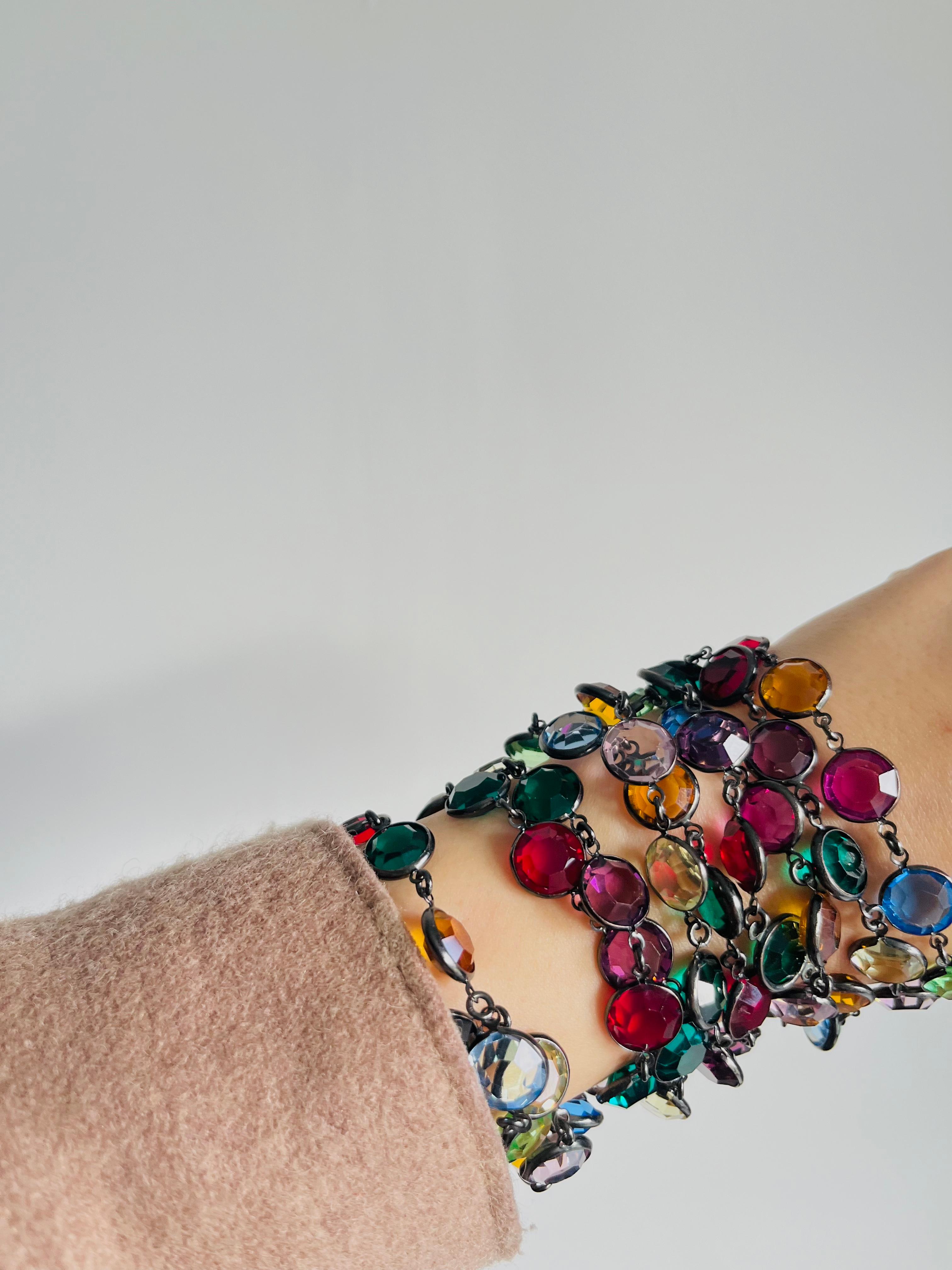 Chanel Vintage 1984 Collana lunga in rubino, smeraldo, zaffiro e cristalli con castone Sautoir in vendita 4