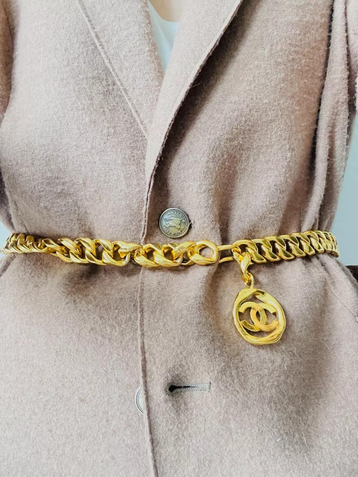 Chanel Vintage 1984 Medaillon CC Logo Schwarzes Leder Dreireihiger Halskette Gürtel mit Medaillon im Angebot 5