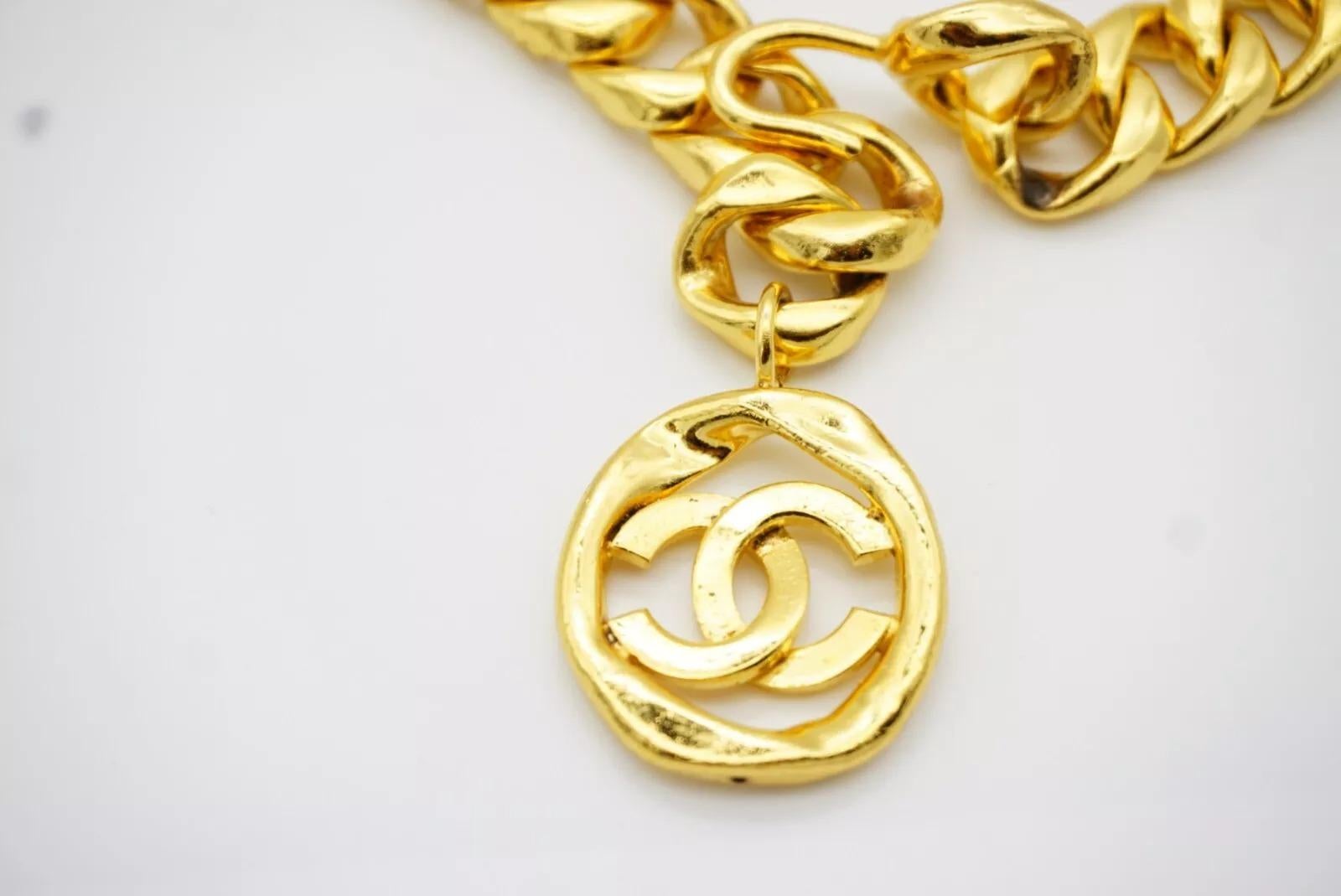 Chanel Vintage 1984 Medaillon CC Logo Schwarzes Leder Dreireihiger Halskette Gürtel mit Medaillon im Angebot 8