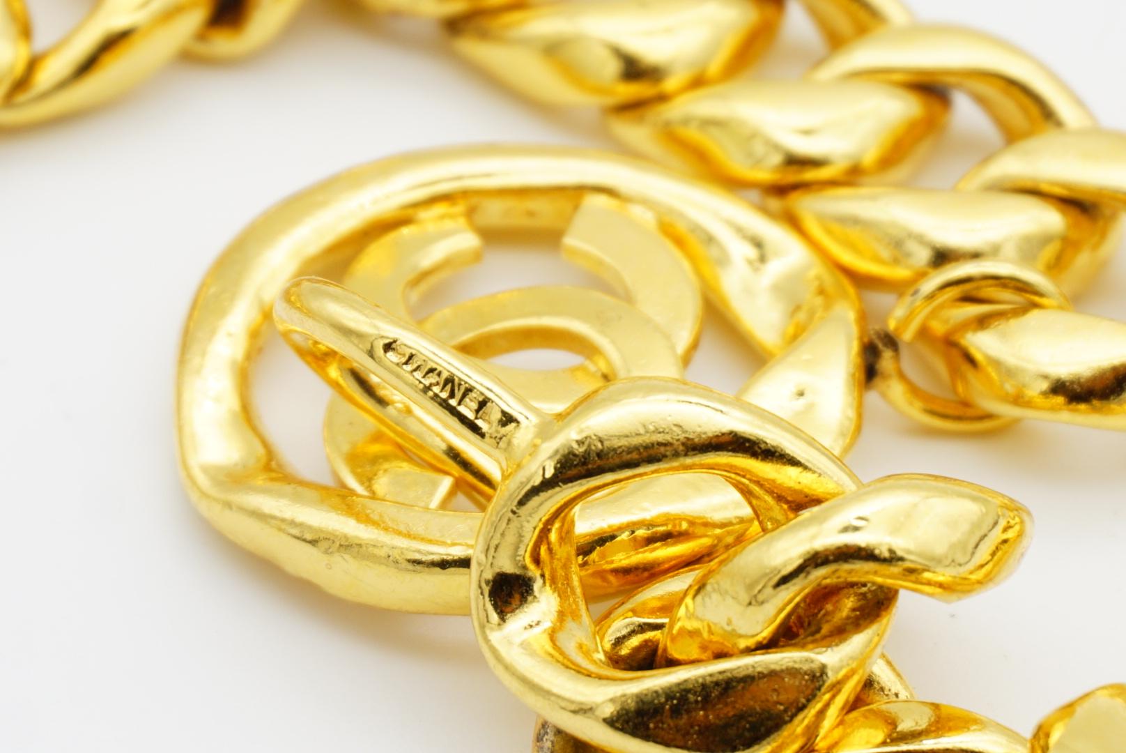 Chanel Vintage 1984 Medaillon CC Logo Schwarzes Leder Dreireihiger Halskette Gürtel mit Medaillon im Angebot 10