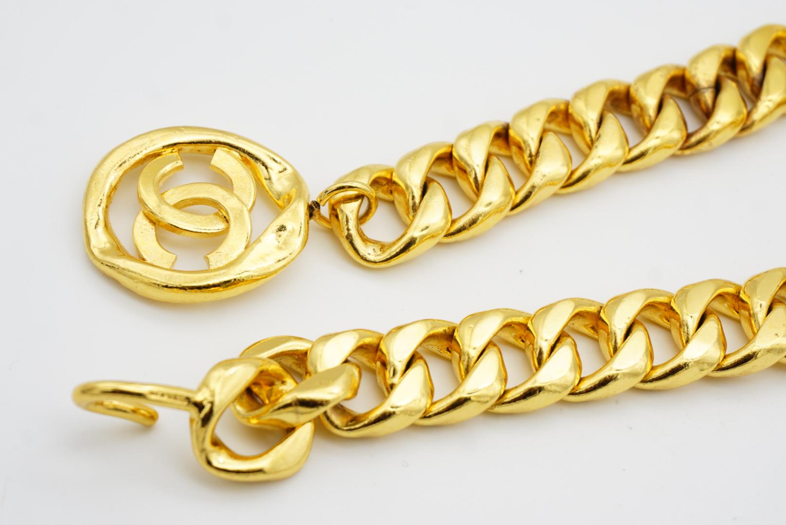 Chanel Vintage 1984 Medaillon CC Logo Schwarzes Leder Dreireihiger Halskette Gürtel mit Medaillon im Angebot 12