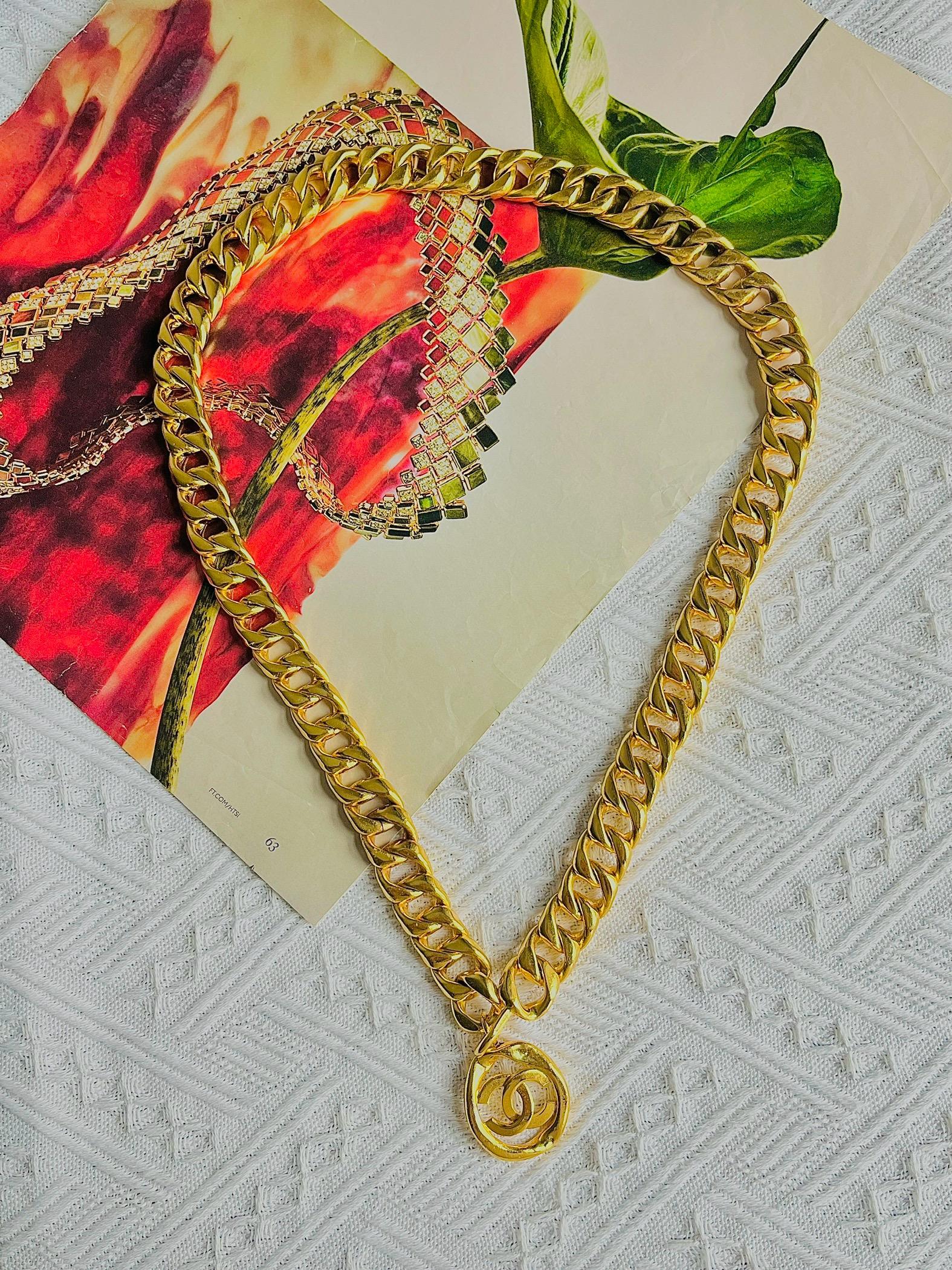 Chanel Vintage 1980er Jahre Unisex große klassische Medaillon CC Logo Curb Link verriegelt klobige Aussage Halskette Gürtel

Sehr guter Zustand. Leichte Kratzer und Farbverlust an einem kurzen Teil der Gürtelkette, kaum wahrnehmbar. 100% echt.

Kann