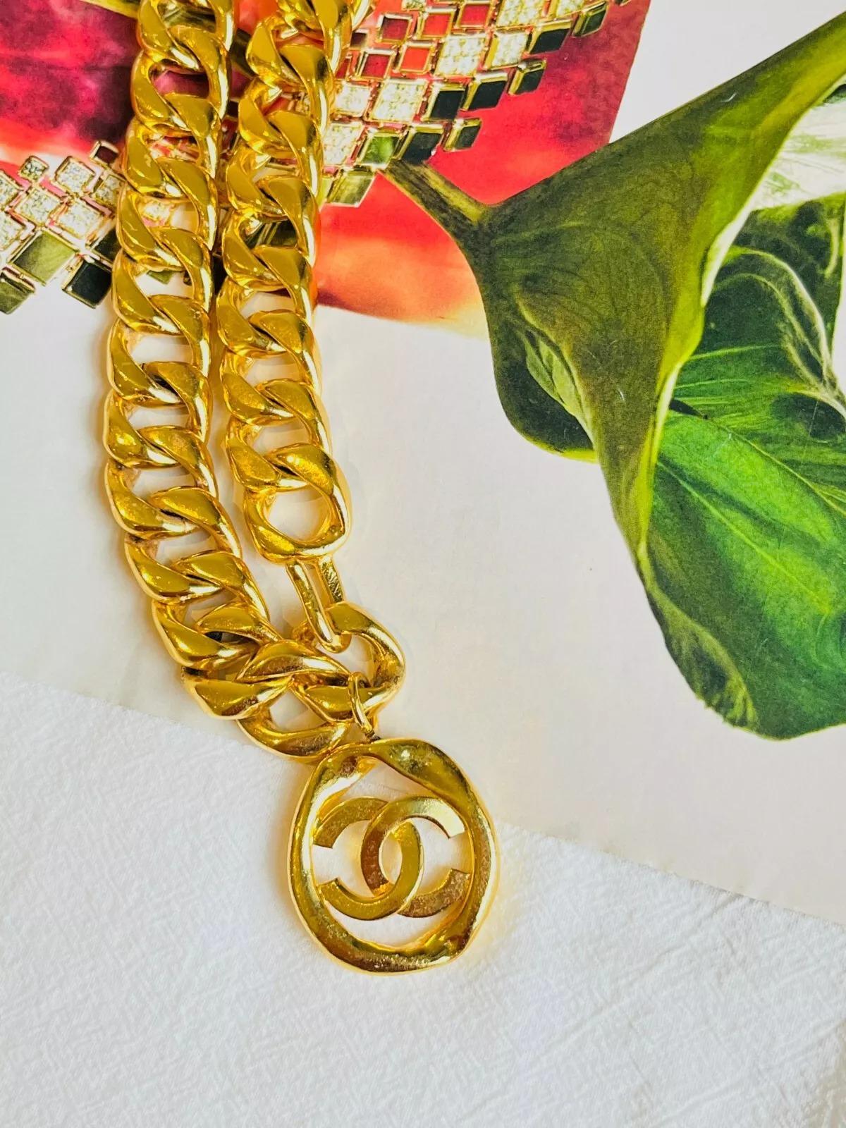 Chanel Vintage 1984 Medaillon CC Logo Schwarzes Leder Dreireihiger Halskette Gürtel mit Medaillon (Orange) im Angebot