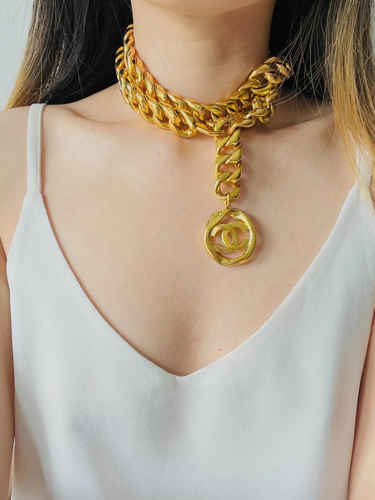Chanel Vintage 1984 Medaillon CC Logo Schwarzes Leder Dreireihiger Halskette Gürtel mit Medaillon im Zustand „Gut“ im Angebot in Wokingham, England