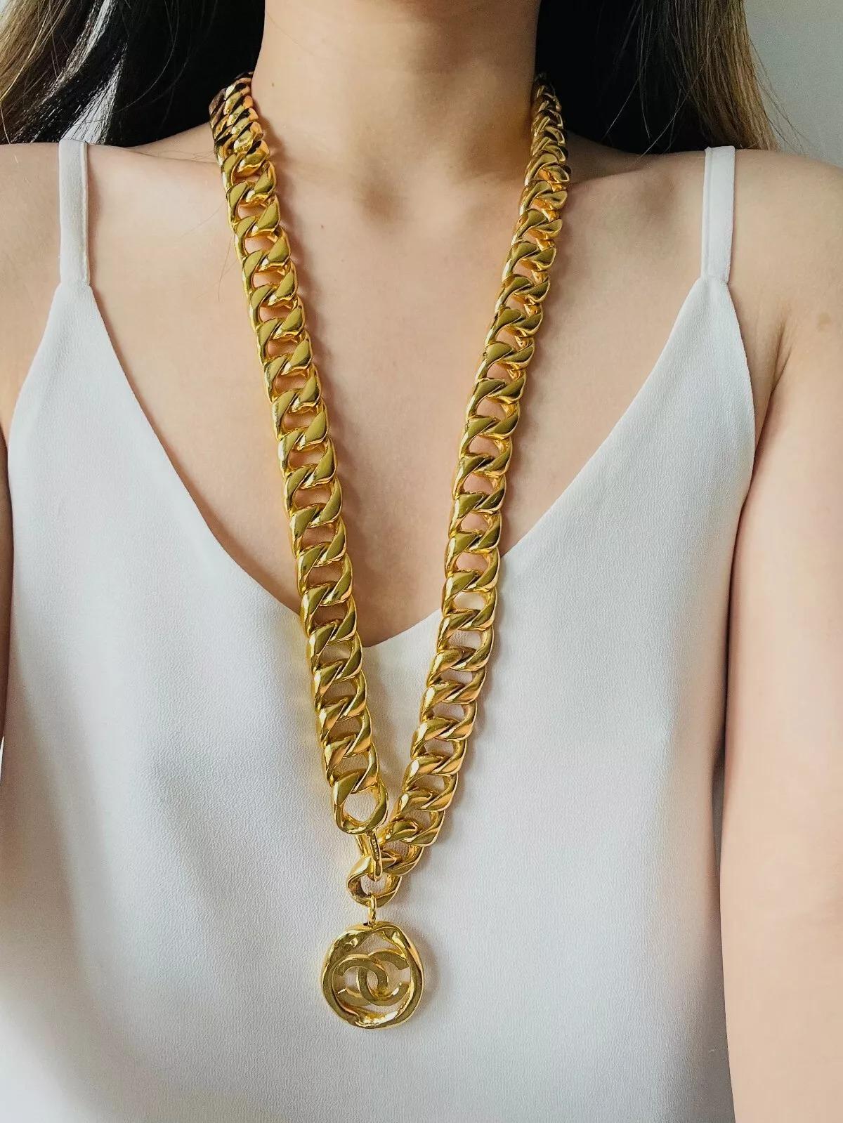 Chanel Vintage 1984 Medaillon CC Logo Schwarzes Leder Dreireihiger Halskette Gürtel mit Medaillon im Angebot 1