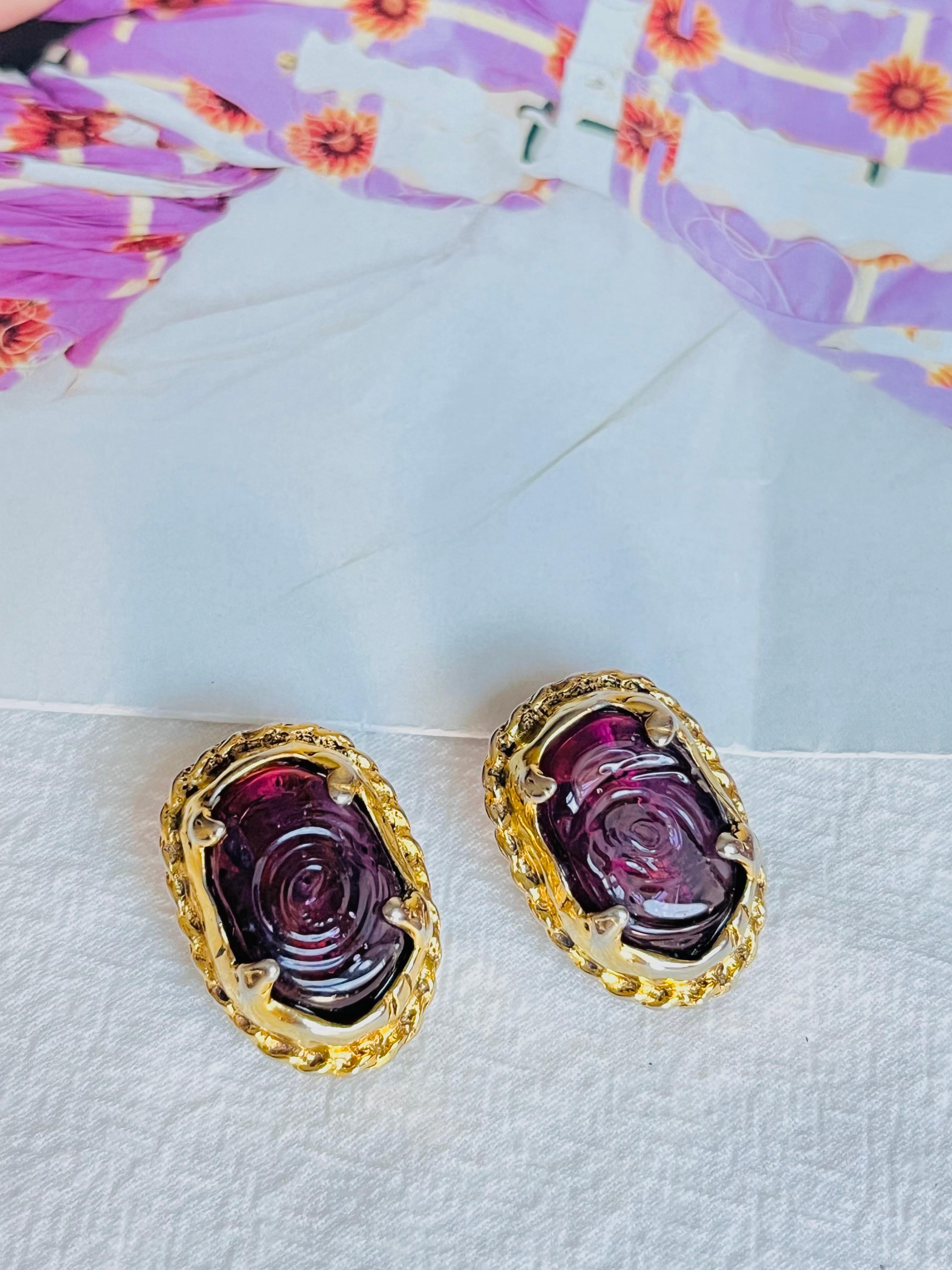 CHANEL Vintage By 1985 Texturierter Barock Gripoix Großer Amethyst Lila Cabochon Klarer Kristall Abnormal Oval Klipp-Ohrringe, Vergoldet

Sehr guter Zustand. Leichte Kratzer oder Farbverluste am Metall. 100% echt.

Ein sehr schönes Paar Ohrringe von