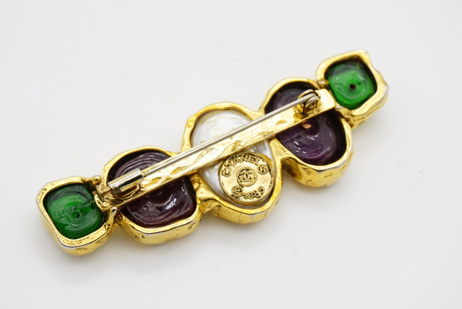 Chanel Vintage 1985 Gripoix Cabochon Ruby Emerald Amethyst White Pearl Brooch For Sale 10