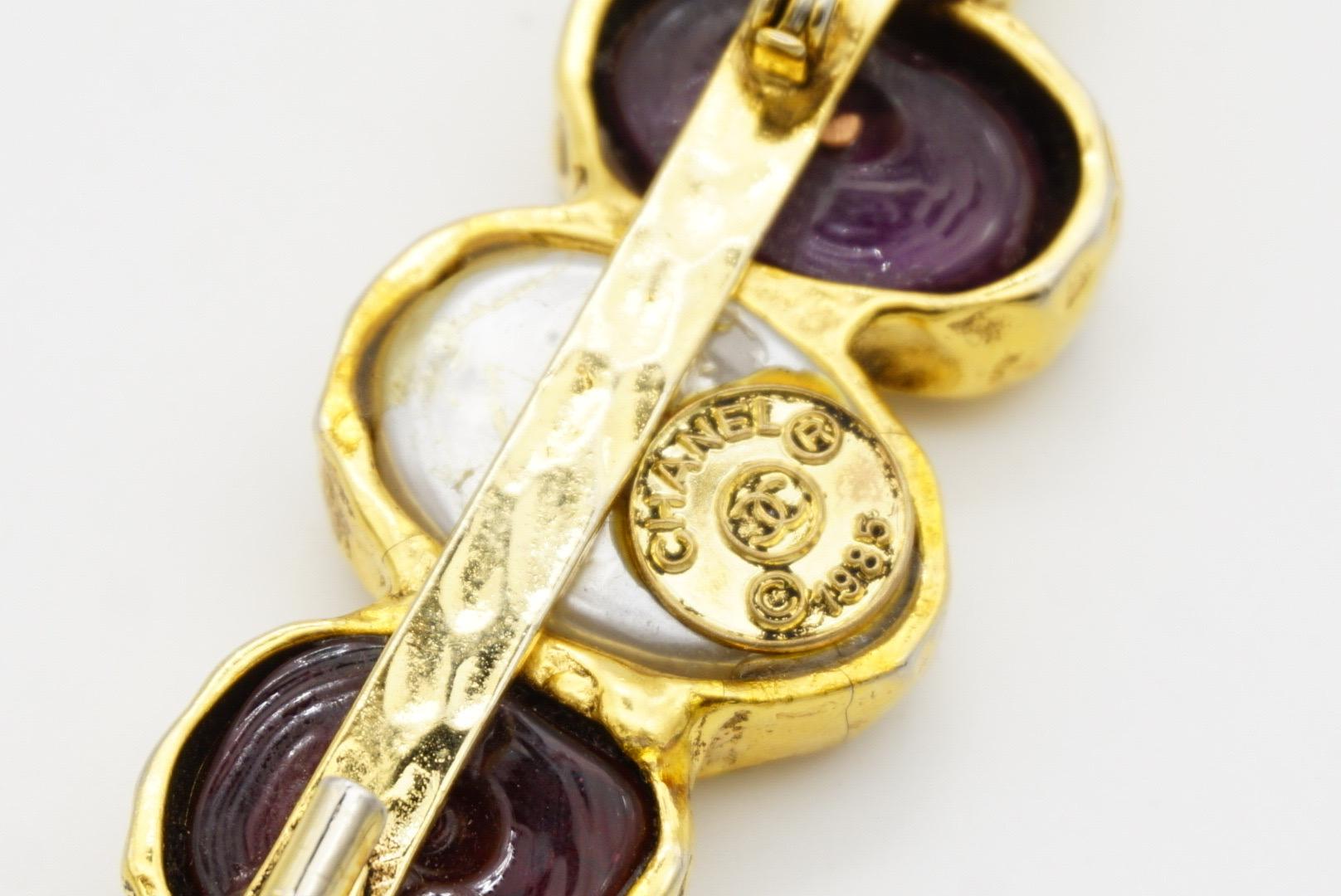 Chanel Vintage 1985 Gripoix Cabochon Ruby Emerald Amethyst White Pearl Brooch For Sale 12