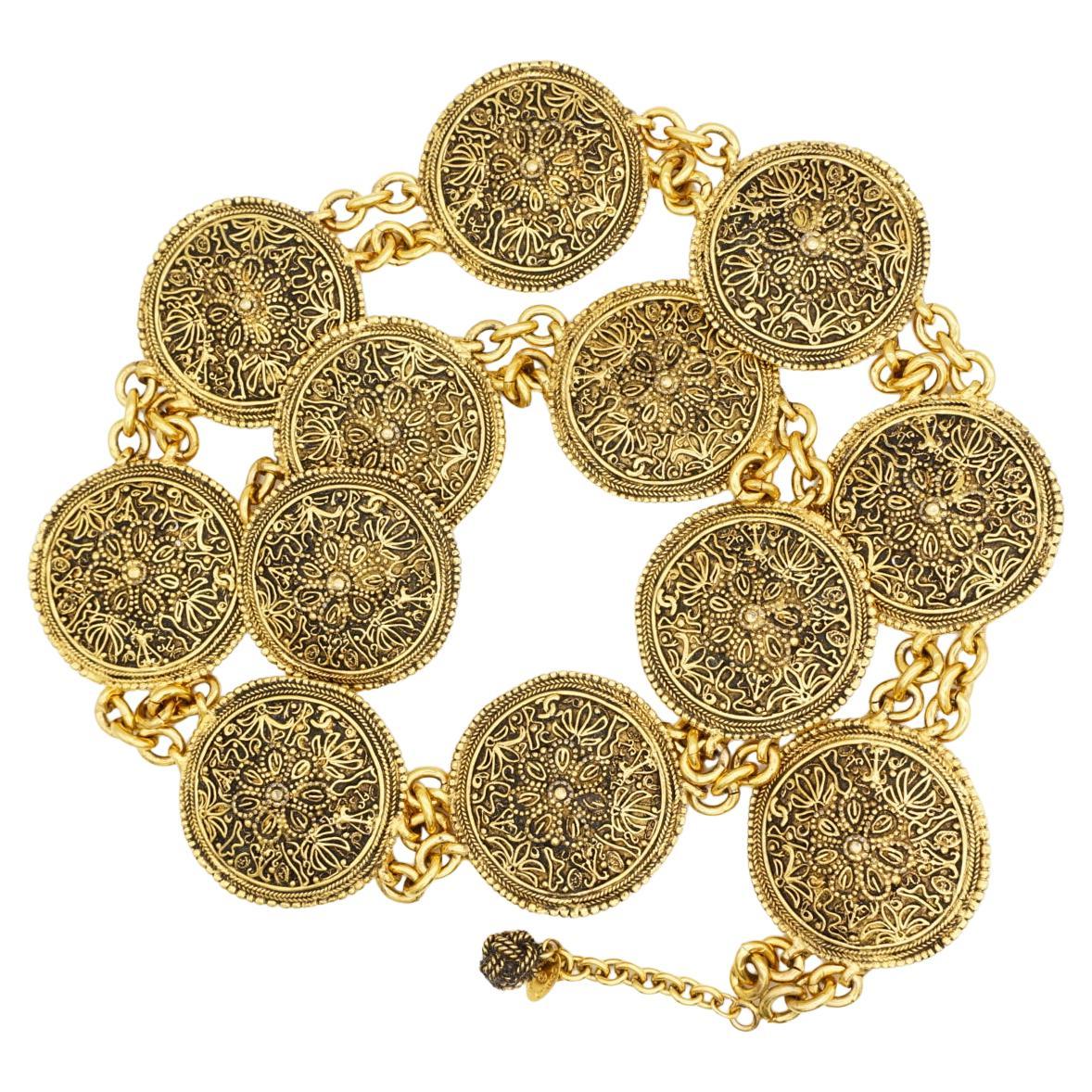 Chanel Vintage 1985 Große Barock Kreis Medaillon Blume Relief Halskette Gürtel im Angebot