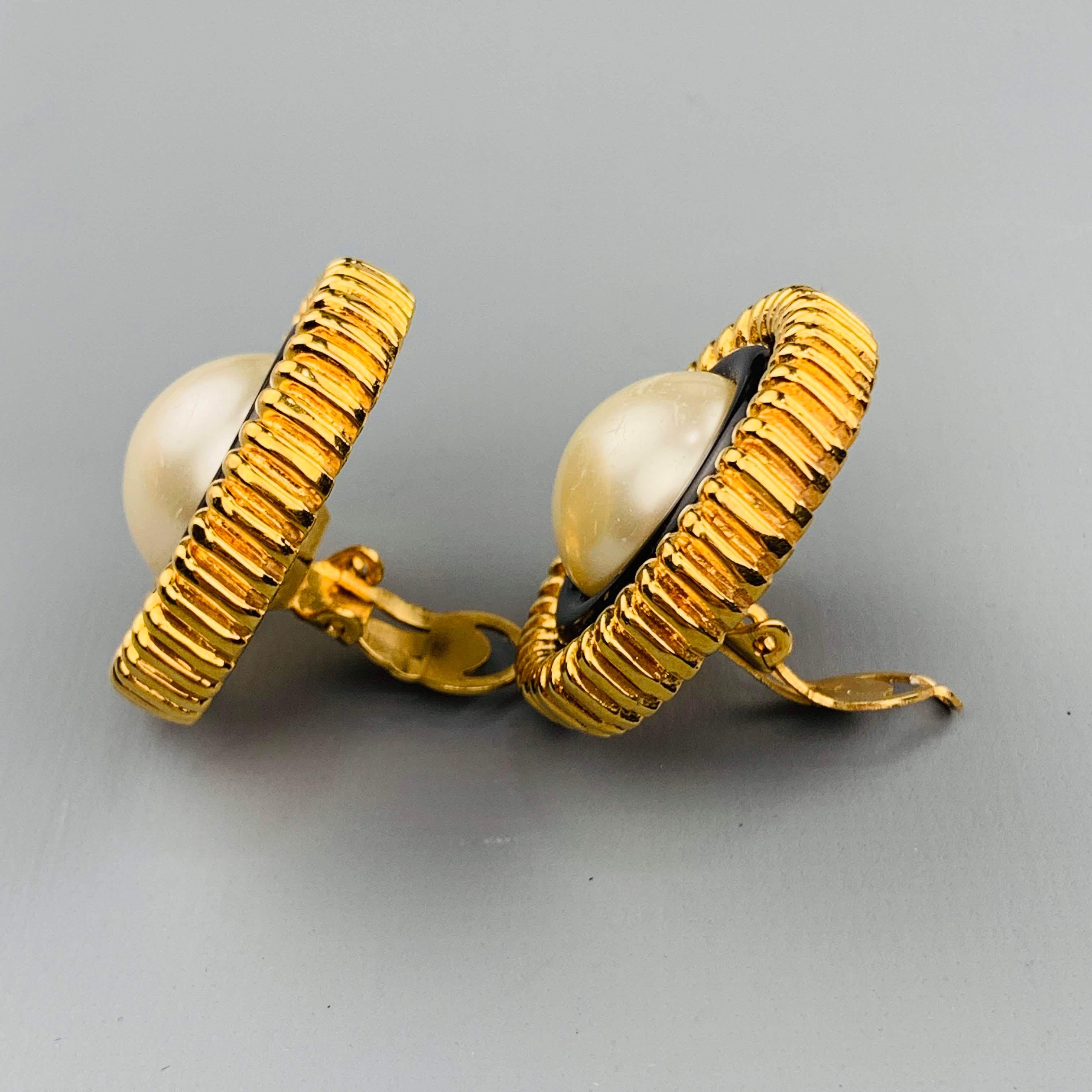 CHANEL VINTAGE 1986 Black & Gold Tone Faux Pearl Clip On Earrings 1