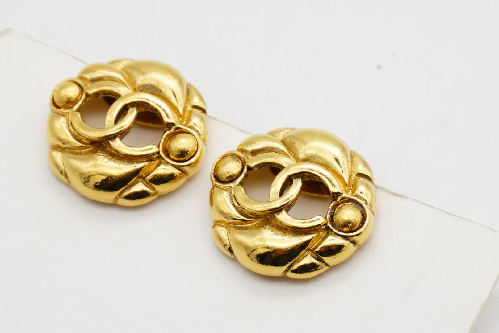 Chanel Vintage 1986 Logo CC Coco Calado Círculo Redondo Doble Punto Clip Pendientes en venta 5