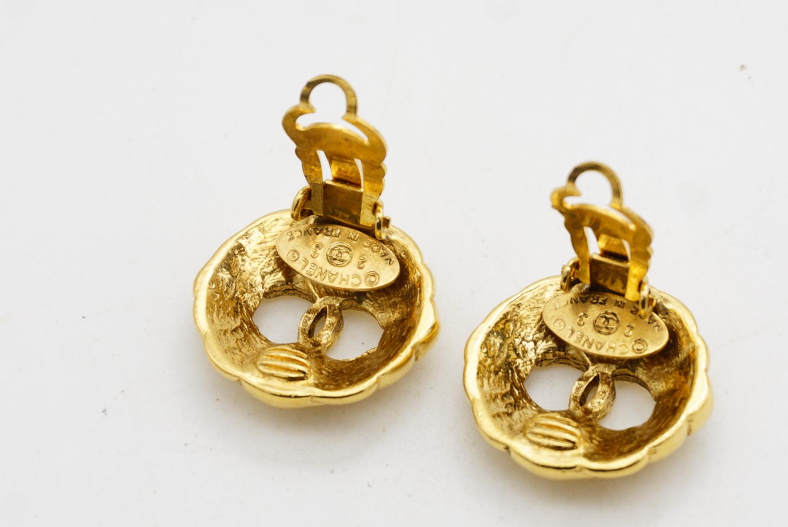 Chanel Vintage 1986 Logo CC Coco Calado Círculo Redondo Doble Punto Clip Pendientes en venta 8