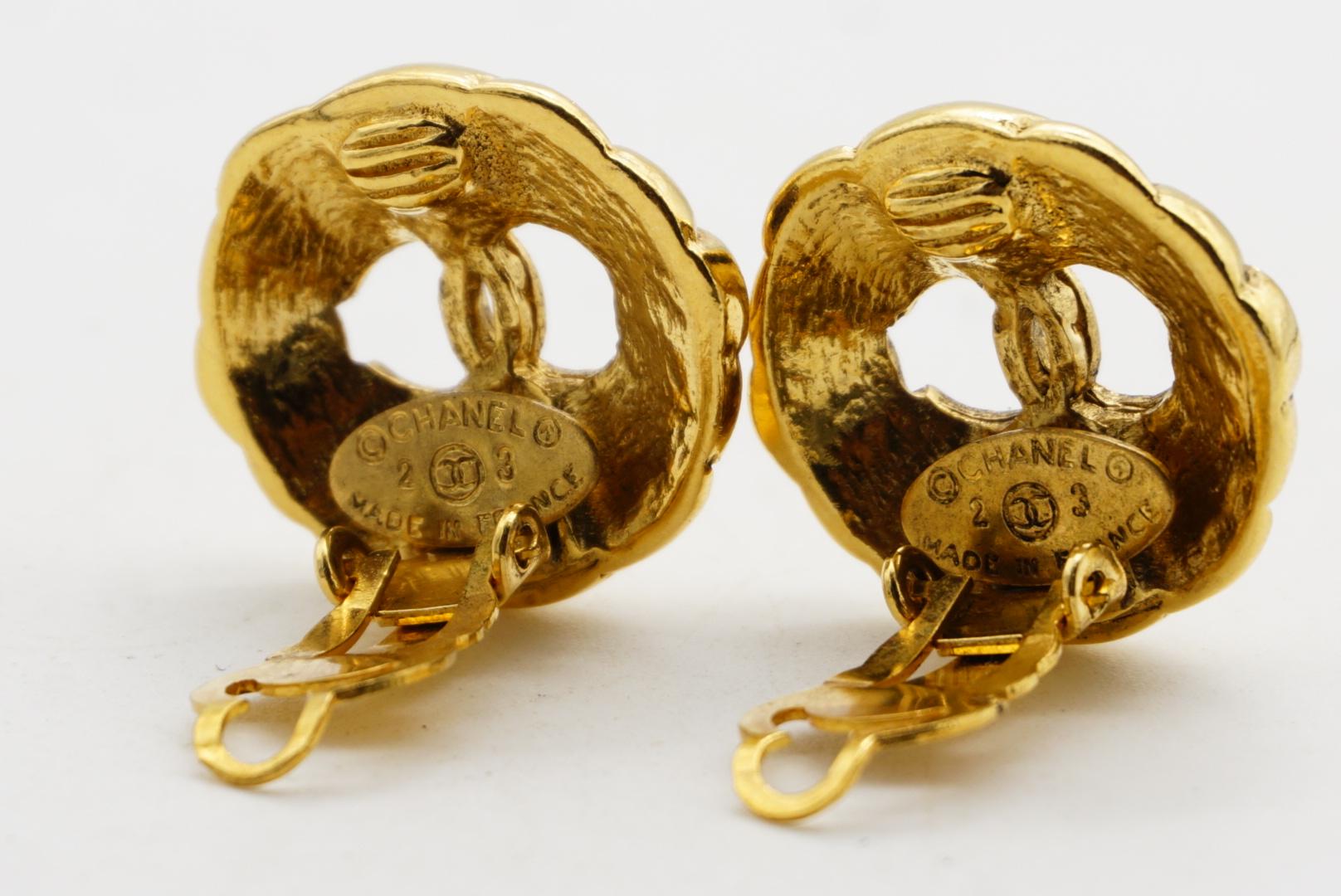 Chanel Vintage 1986 Logo CC Coco Calado Círculo Redondo Doble Punto Clip Pendientes en venta 10