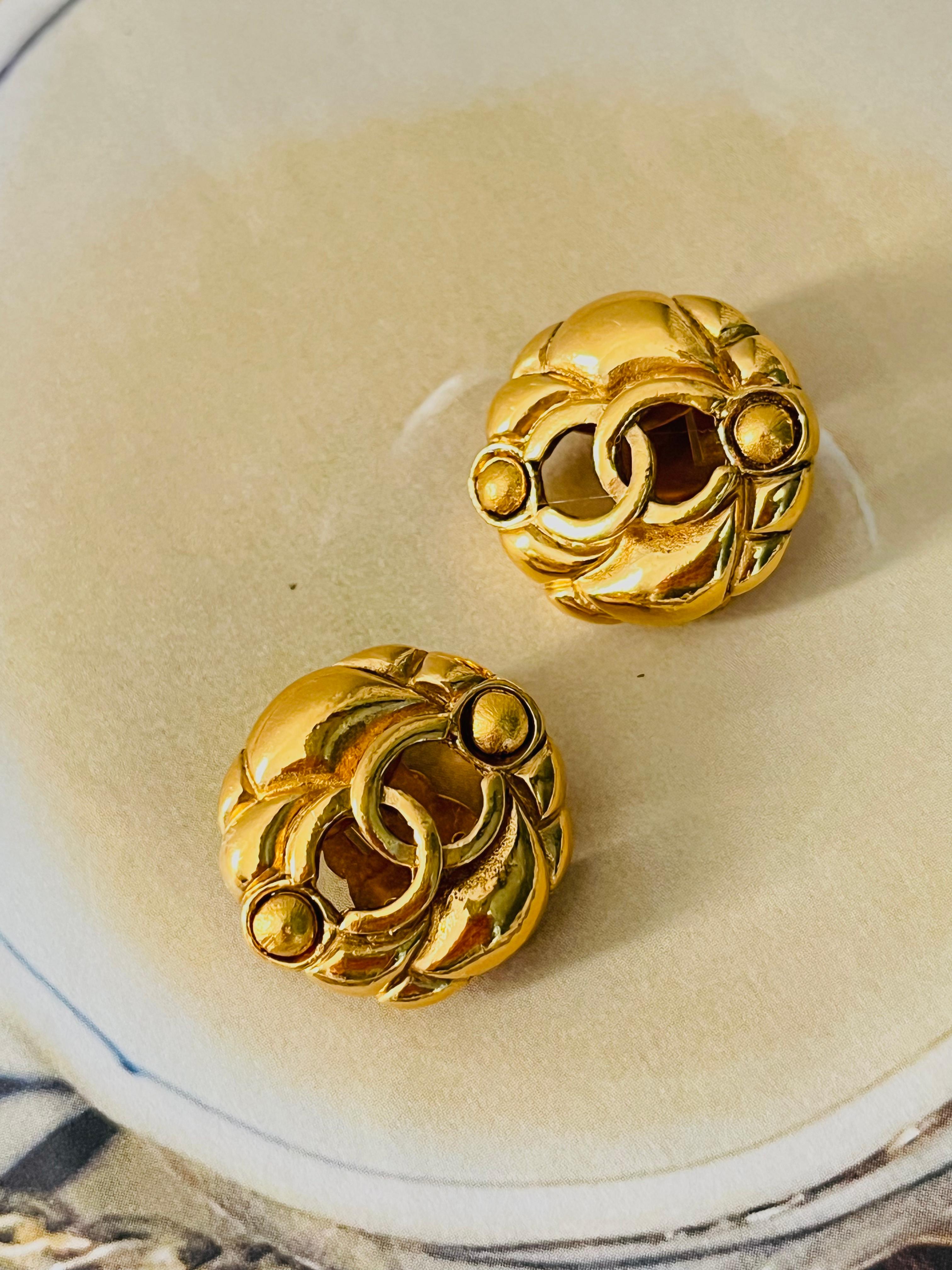 Chanel Vintage 1986 Logo CC Coco Calado Círculo Redondo Doble Punto Clip Pendientes Art Decó en venta