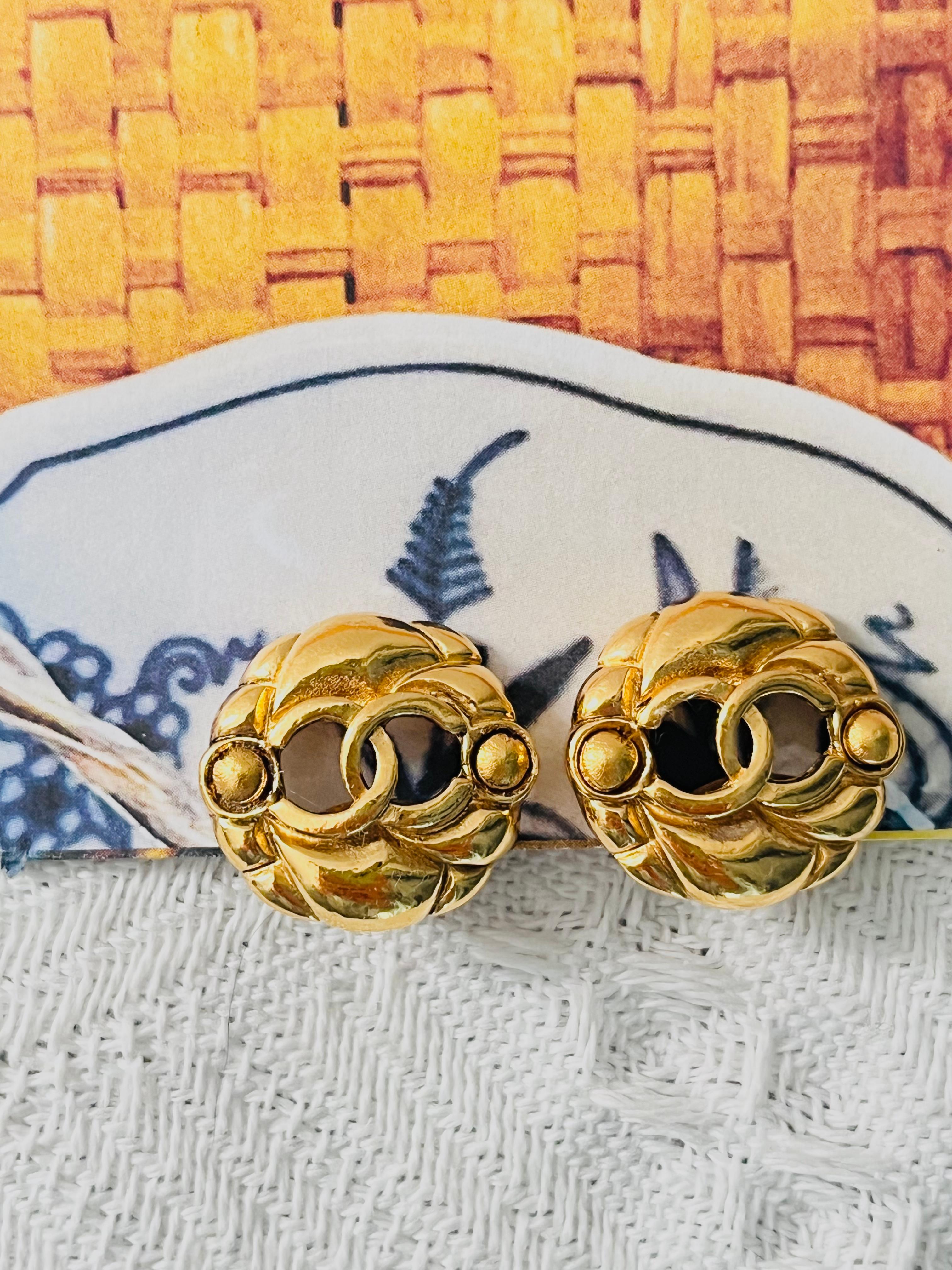 Chanel Vintage 1986 Logo CC Coco Calado Círculo Redondo Doble Punto Clip Pendientes en Bueno estado para la venta en Wokingham, England